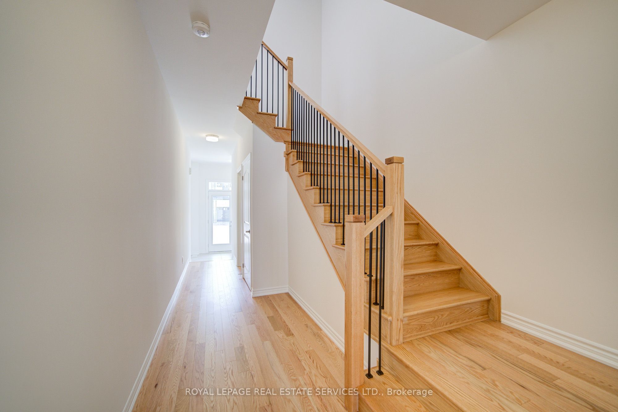 1182 Dartmouth Crescent Property Photo 5