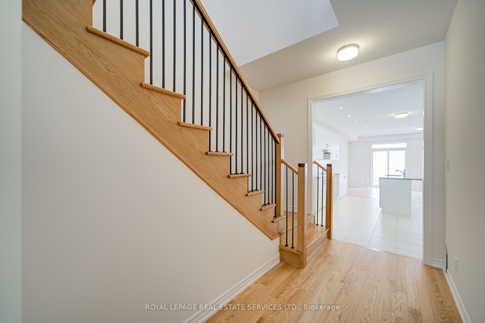 1182 Dartmouth Crescent Property Photo 6