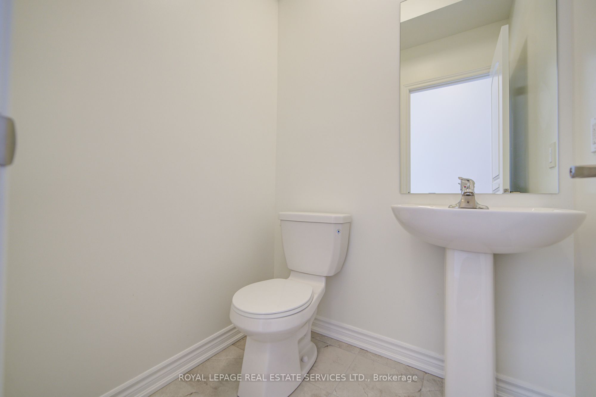 1182 Dartmouth Crescent Property Photo 14