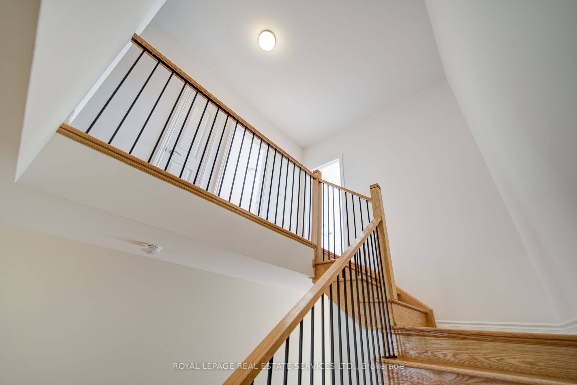 1182 Dartmouth Crescent Property Photo 15