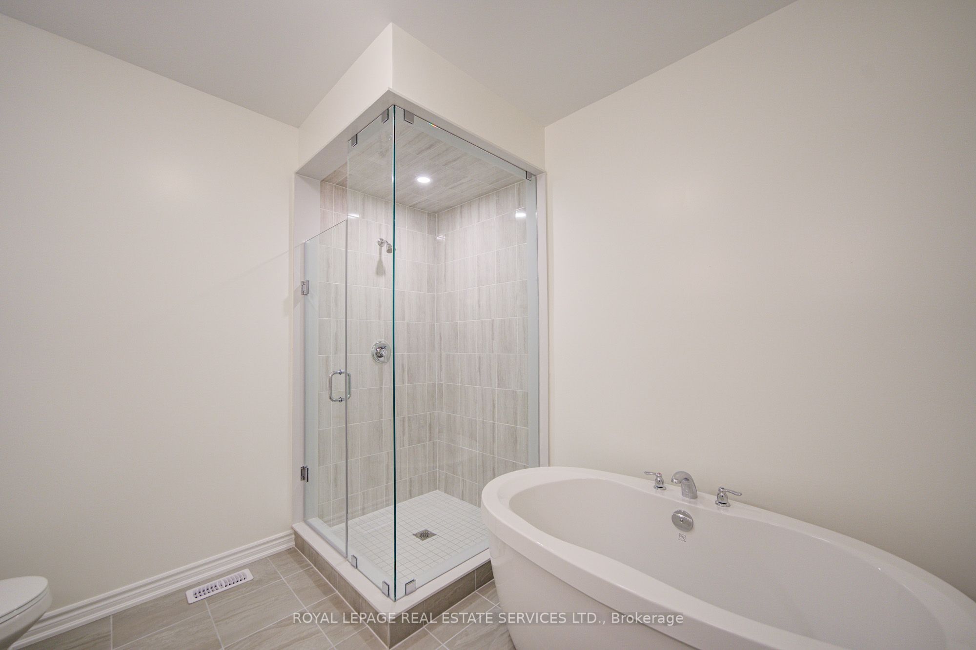 1182 Dartmouth Crescent Property Photo 18