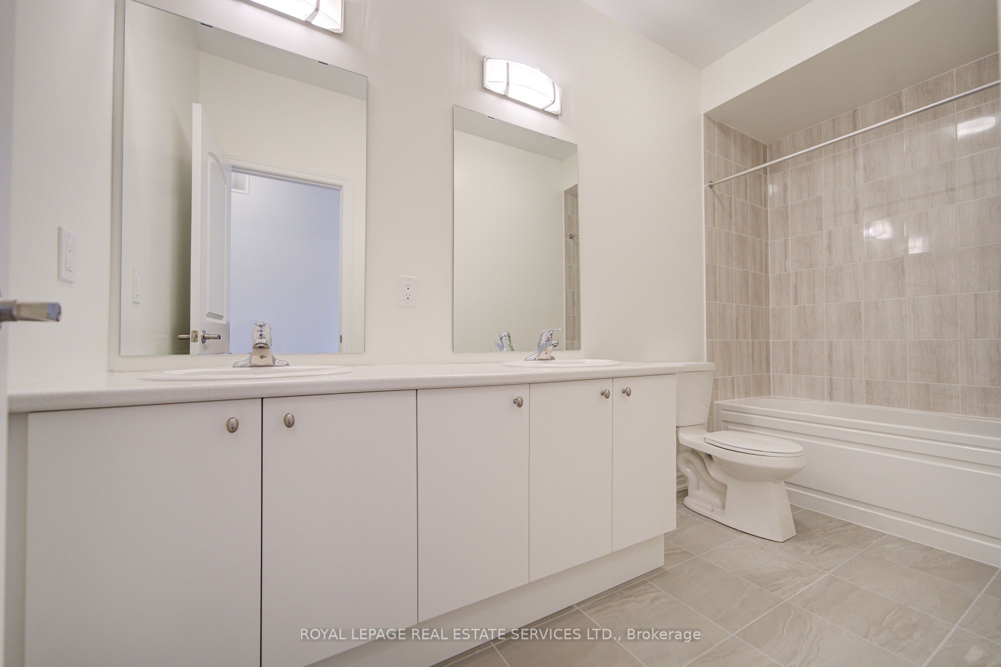 1182 Dartmouth Crescent Property Photo 22