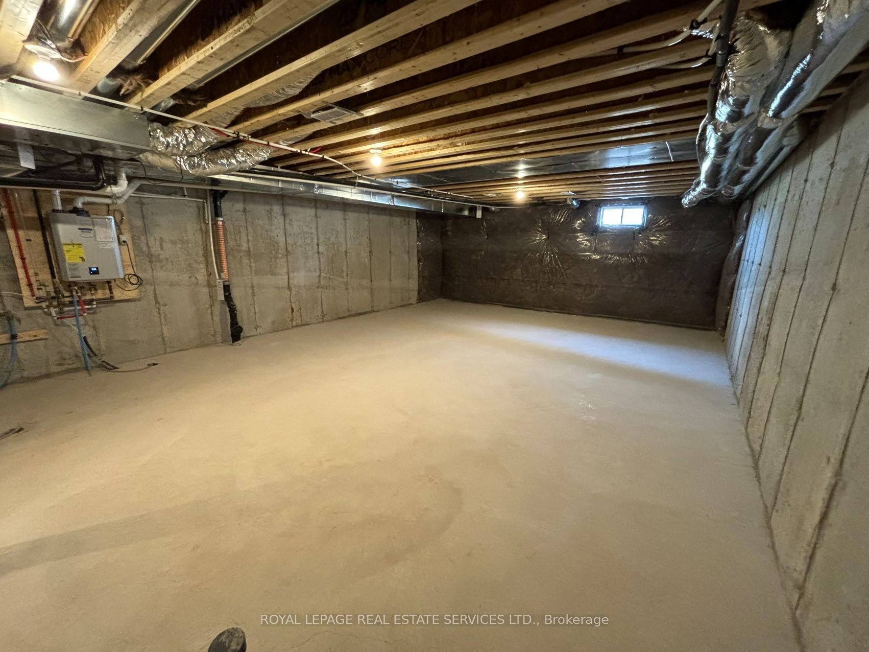 1182 Dartmouth Crescent Property Photo 24