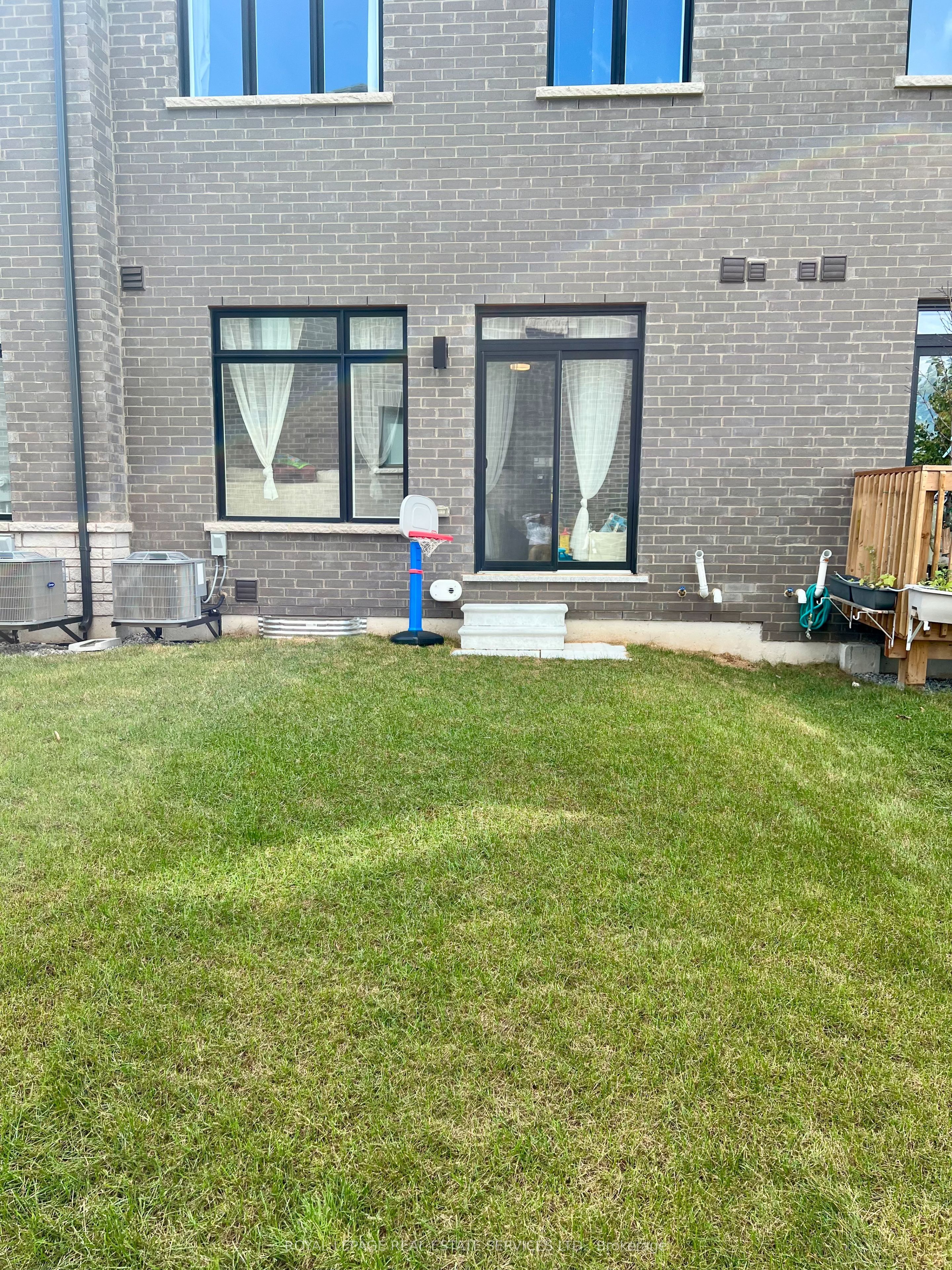 1182 Dartmouth Crescent Property Photo 27