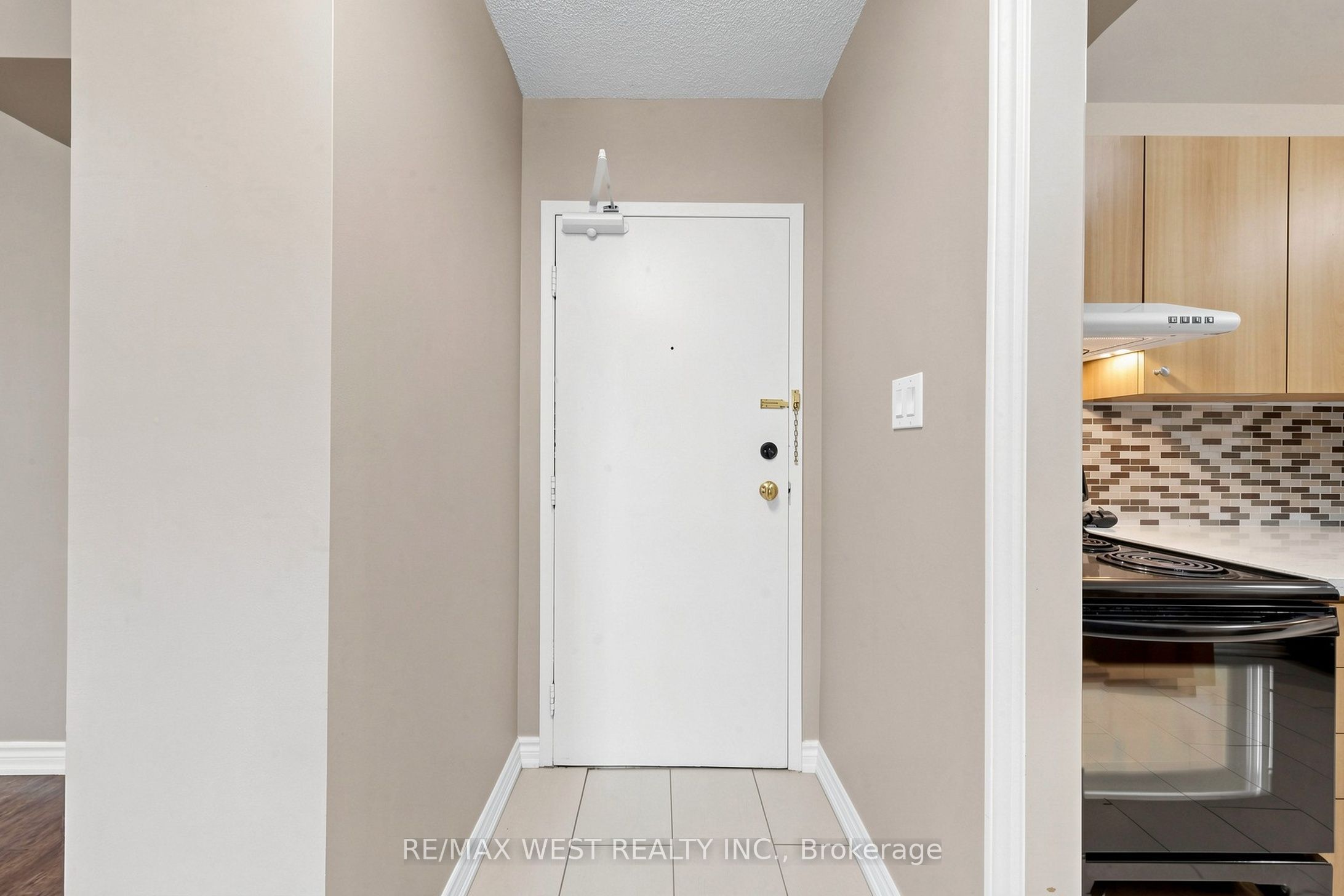370 Dixon Road 102 Property Photo 28