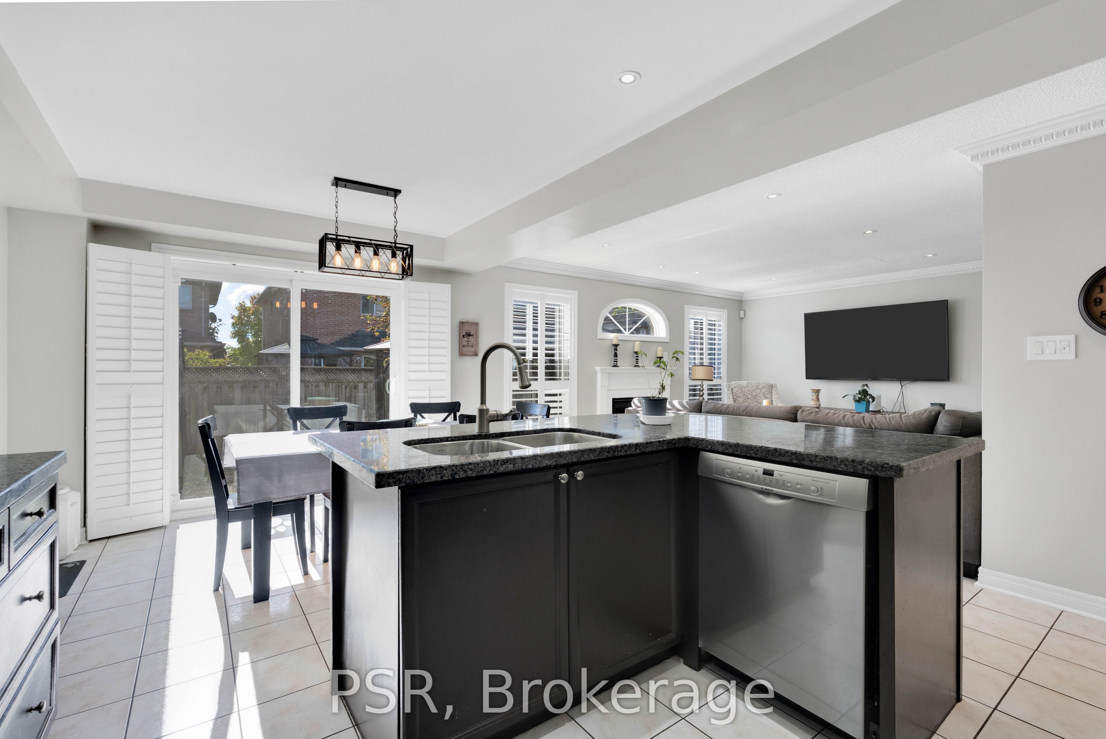 10 Baccarat Crescent Property Photo 13