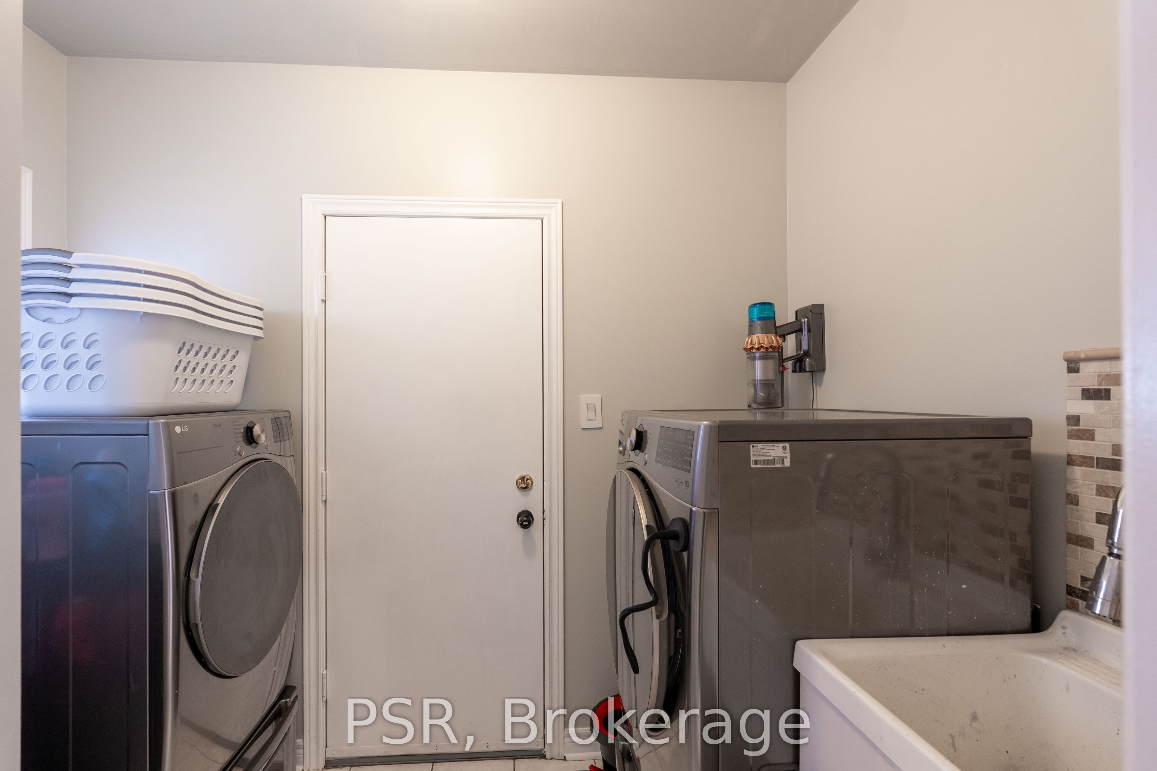 10 Baccarat Crescent Property Photo 17