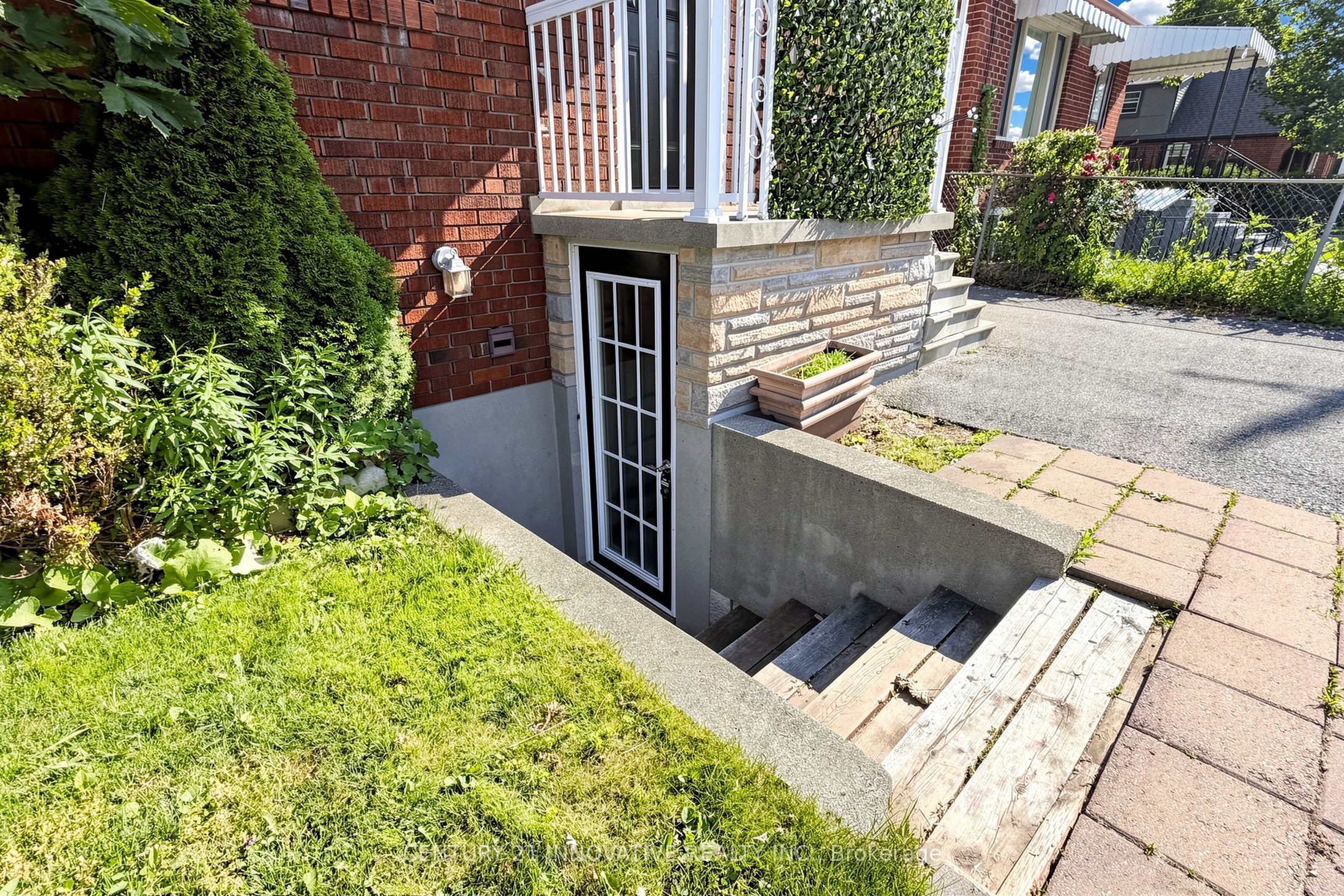59 Manitoba Street Property Photo 4