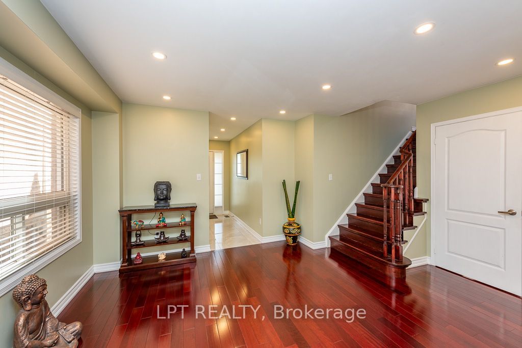 16 Oak Gardens Court Property Photo 11