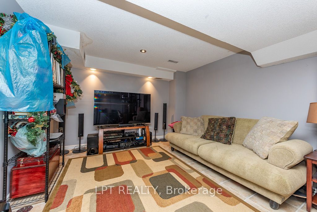 16 Oak Gardens Court Property Photo 35