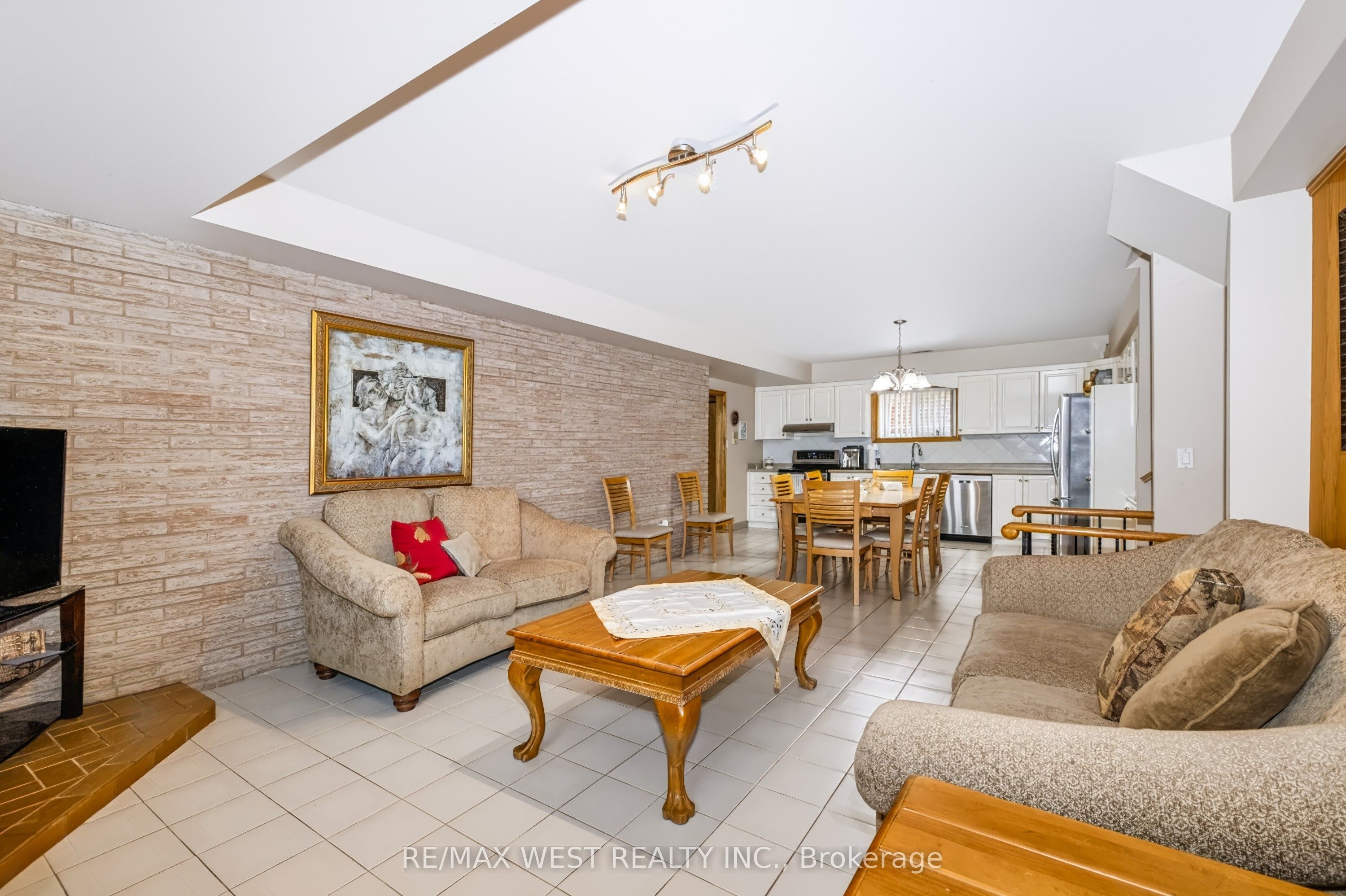 254 Maple Leaf Drive Property Photo 4