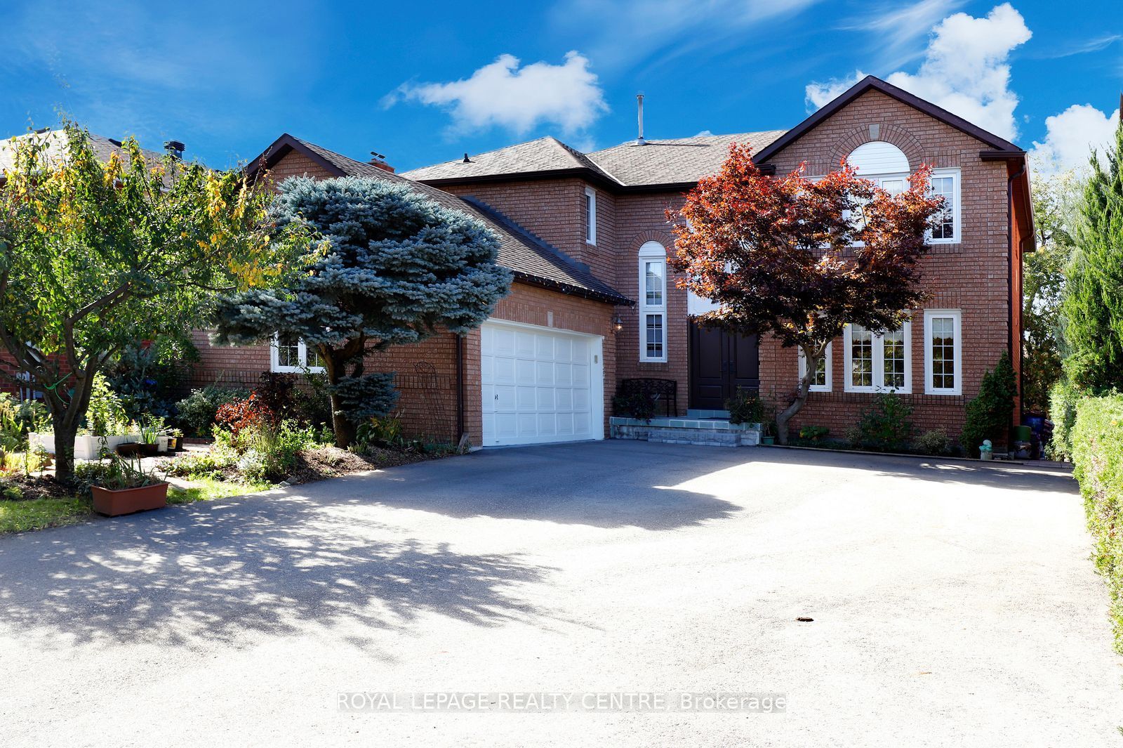 5680 Oldcastle Crescent Property Photo 1