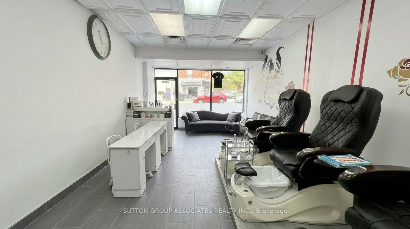 2595 Eglinton Avenue W Property Photo 5