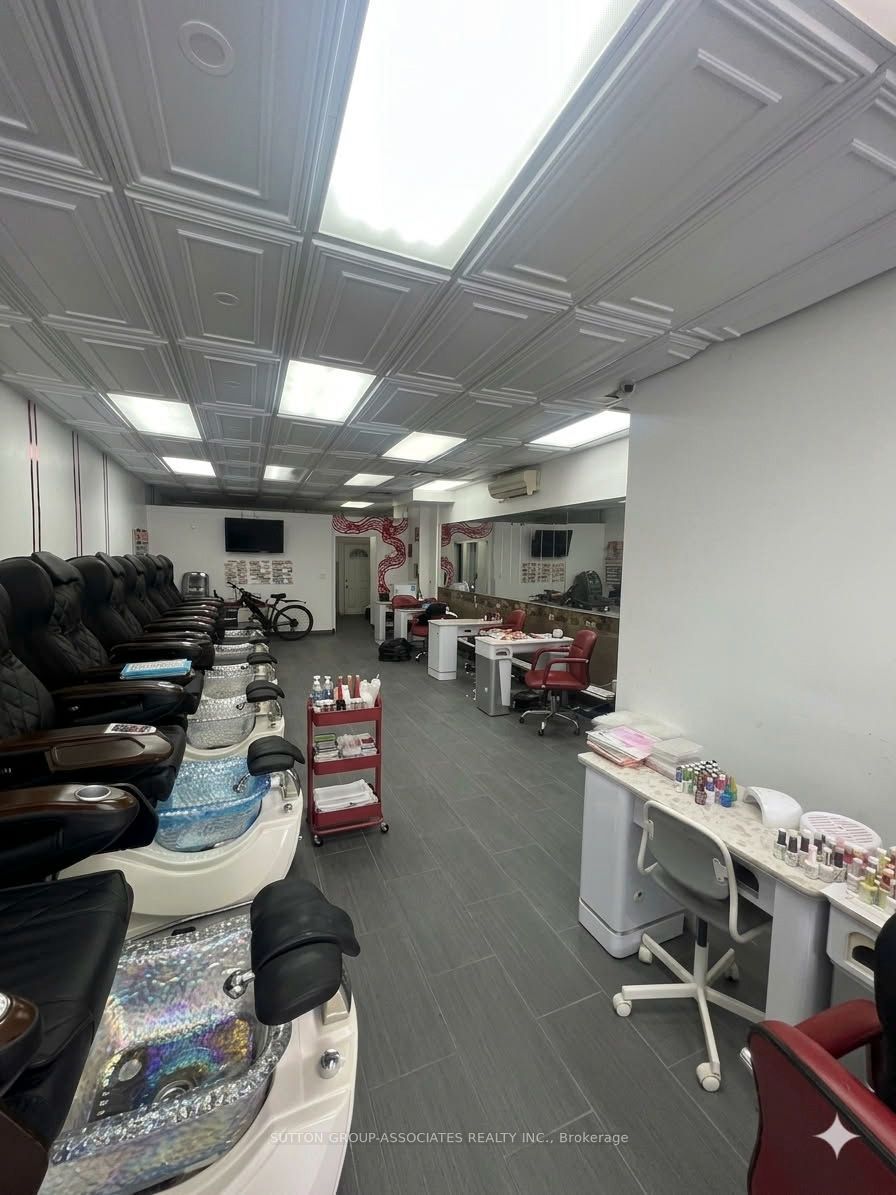 2595 Eglinton Avenue W Property Photo 6