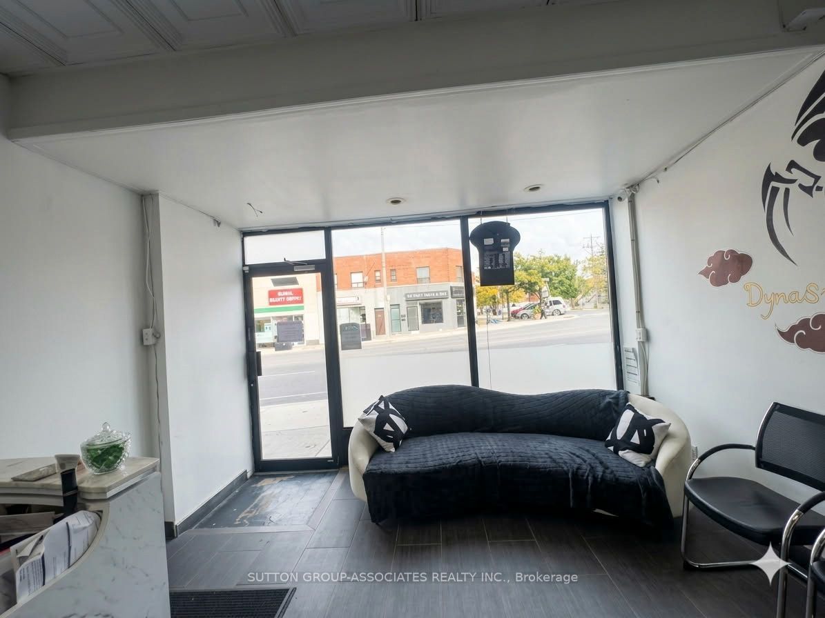 2595 Eglinton Avenue W Property Photo 7