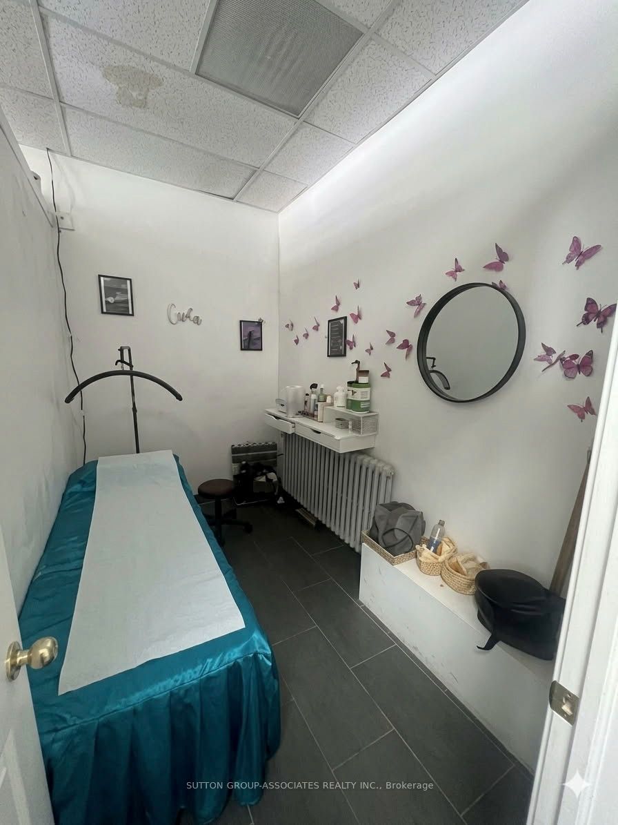 2595 Eglinton Avenue W Property Photo 9
