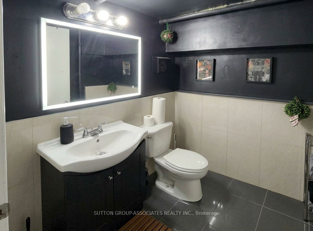 2595 Eglinton Avenue W Property Photo 11