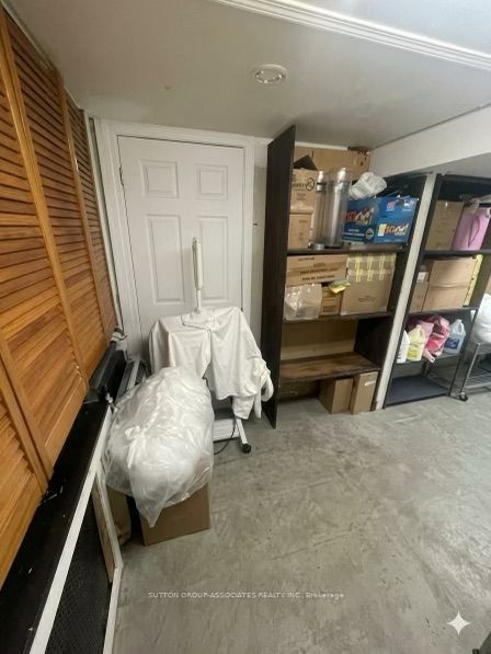 2595 Eglinton Avenue W Property Photo 12