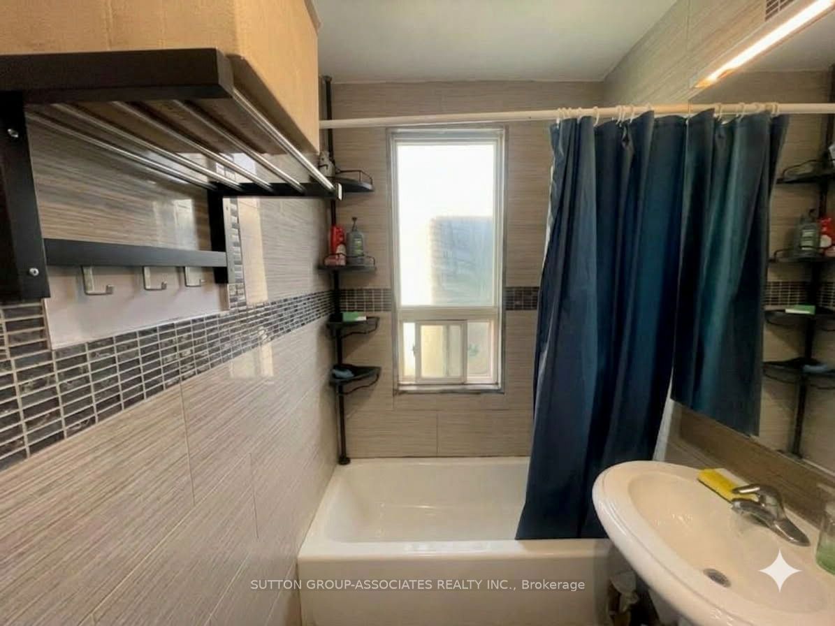 2595 Eglinton Avenue W Property Photo 18