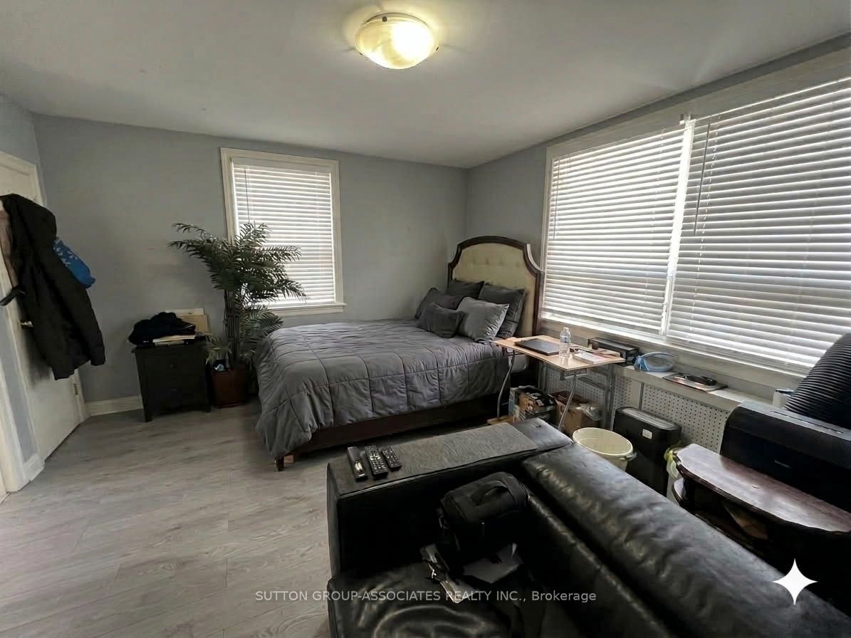 2595 Eglinton Avenue W Property Photo 20