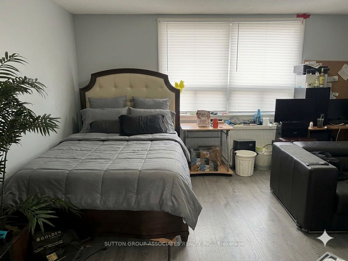2595 Eglinton Avenue W Property Photo 21