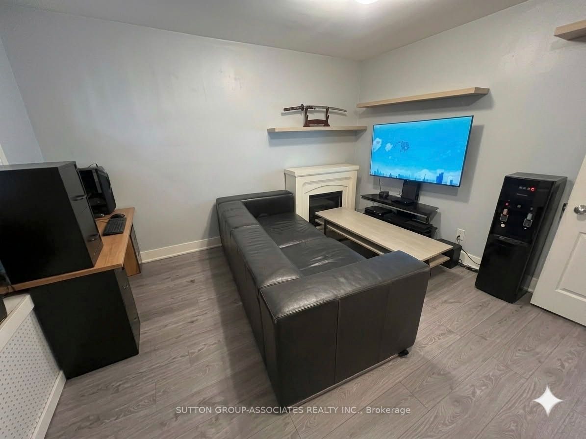 2595 Eglinton Avenue W Property Photo 24