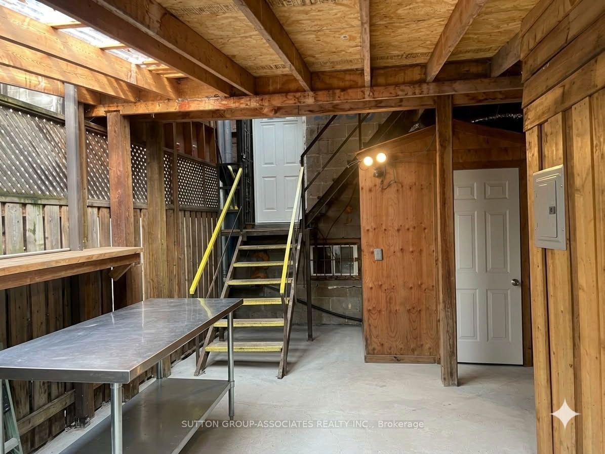 2595 Eglinton Avenue W Property Photo 30