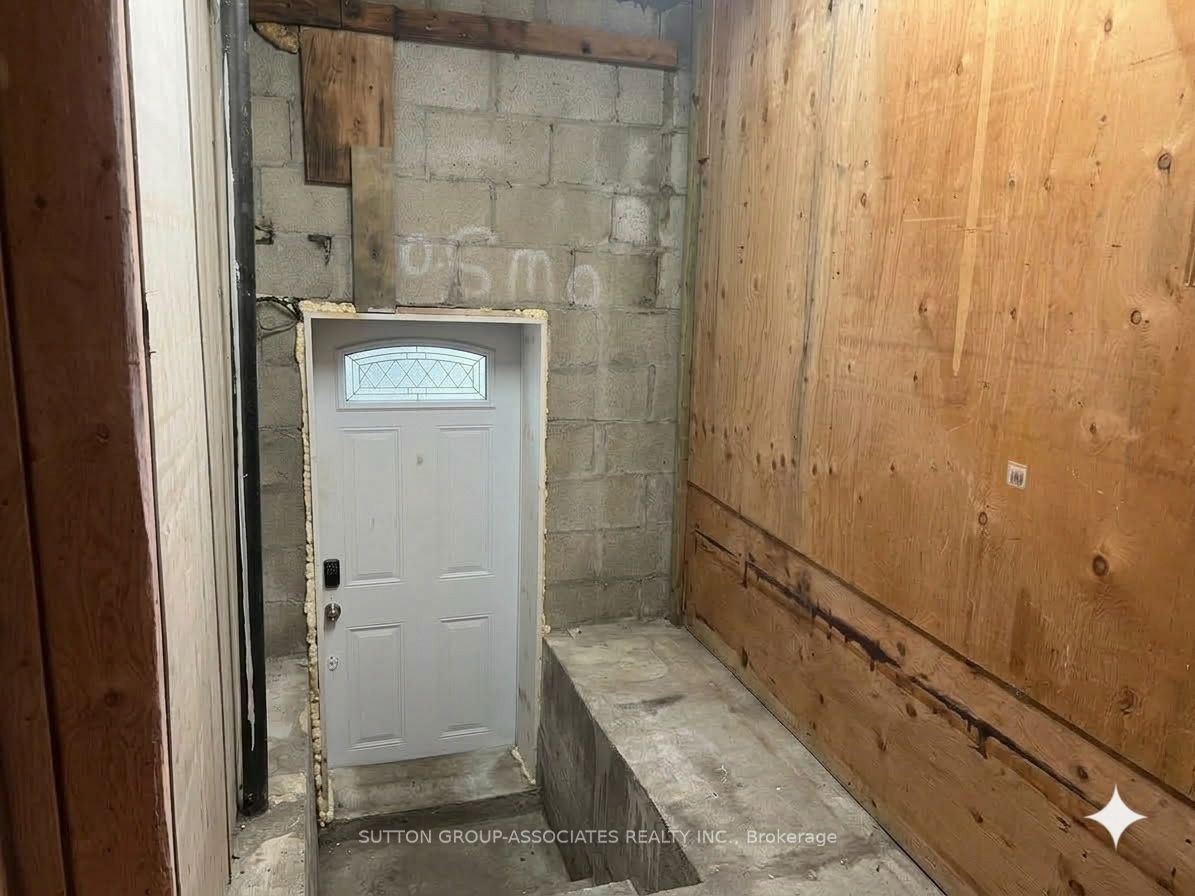 2595 Eglinton Avenue W Property Photo 34
