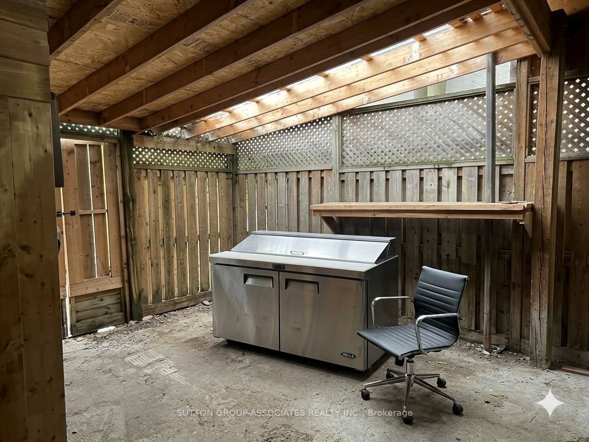 2595 Eglinton Avenue W Property Photo 35