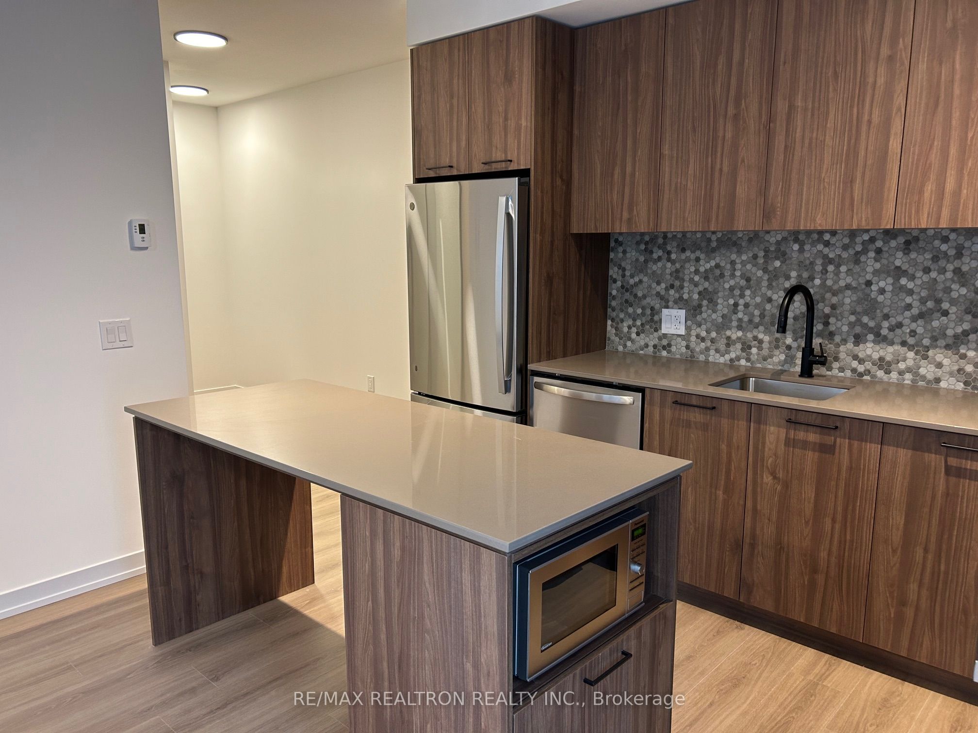 20 Lagerfeld Drive 15 Property Photo 7
