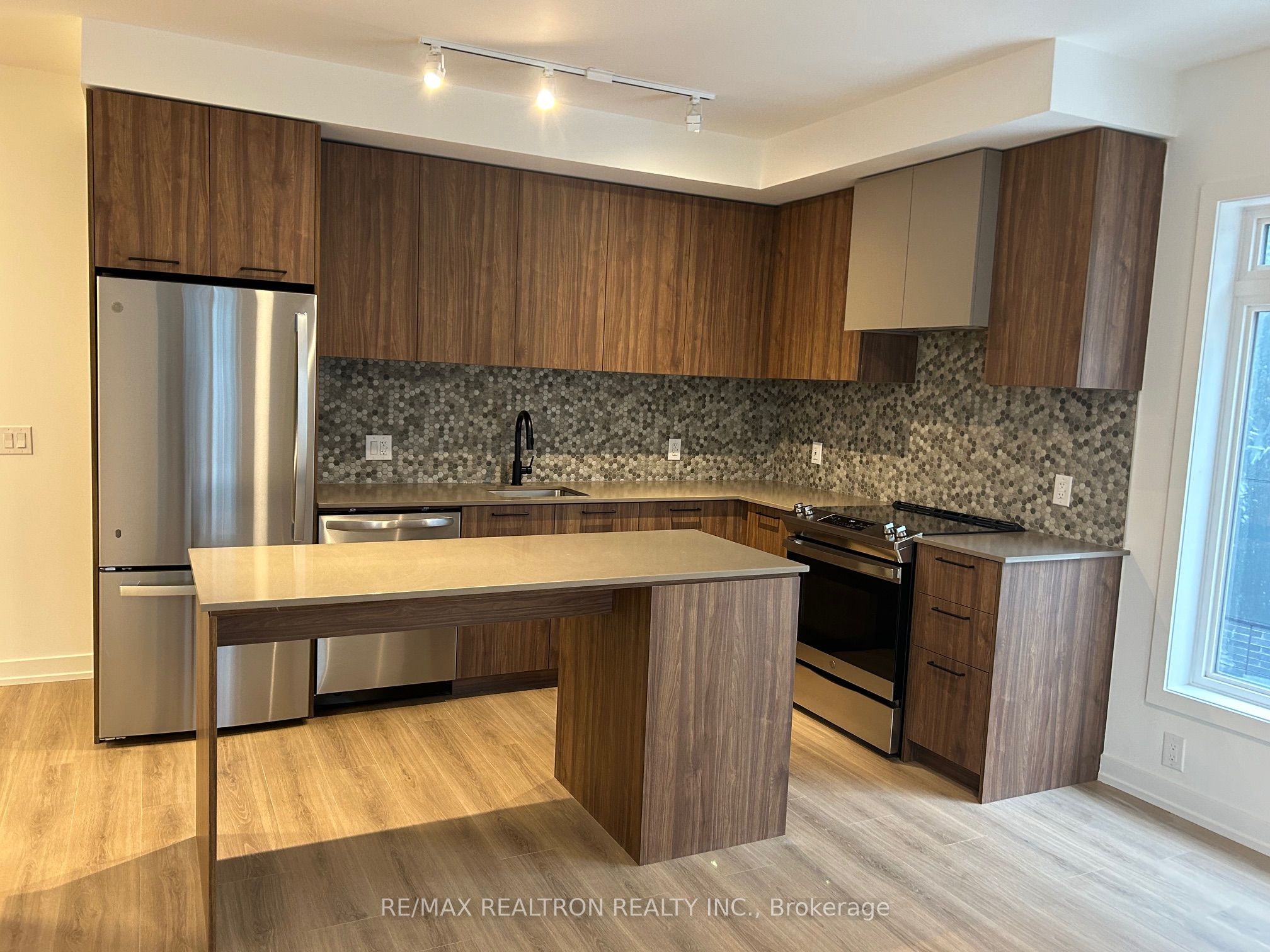 20 Lagerfeld Drive 15 Property Photo 8