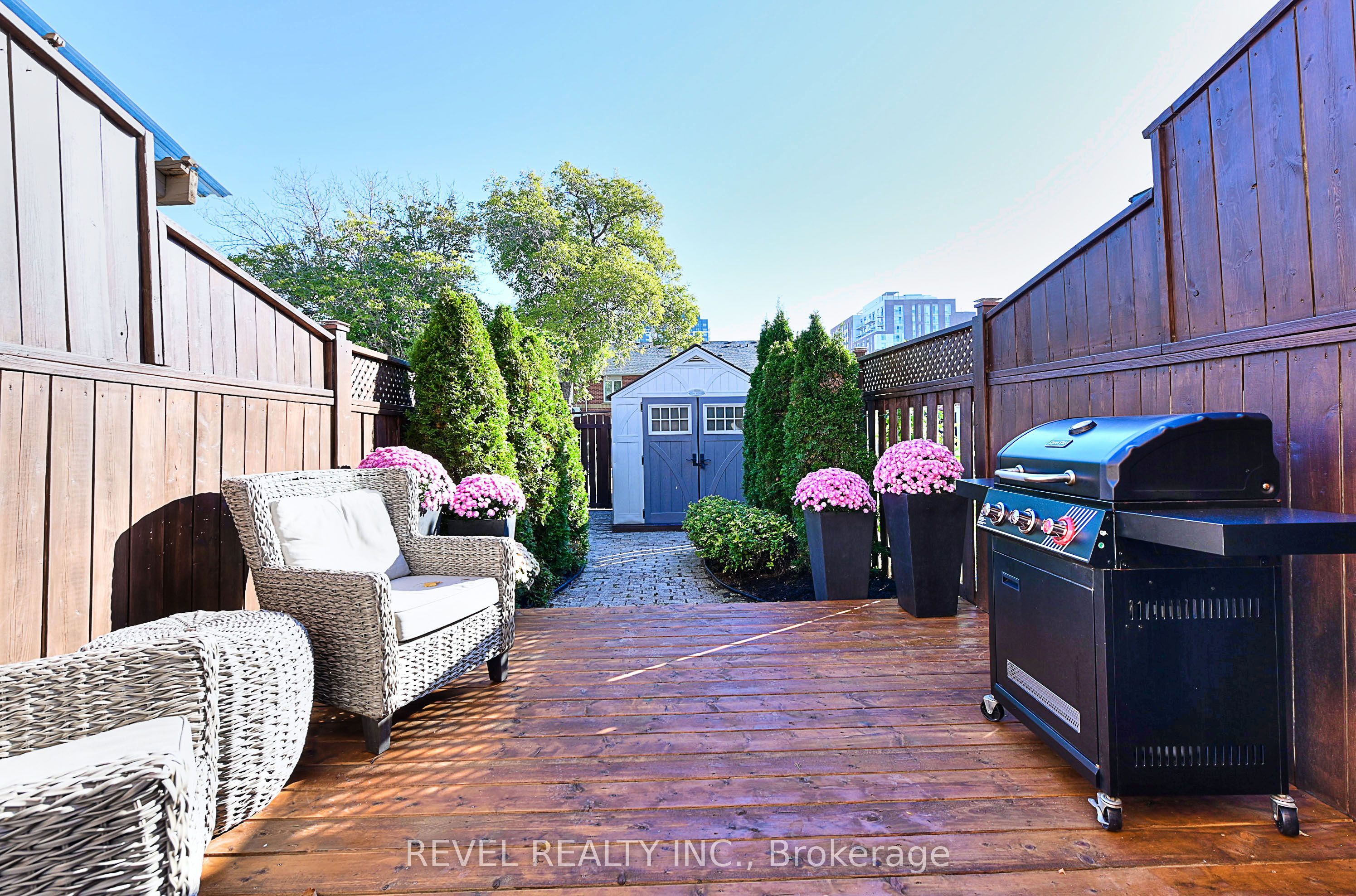 399 Perth Avenue Property Photo 20