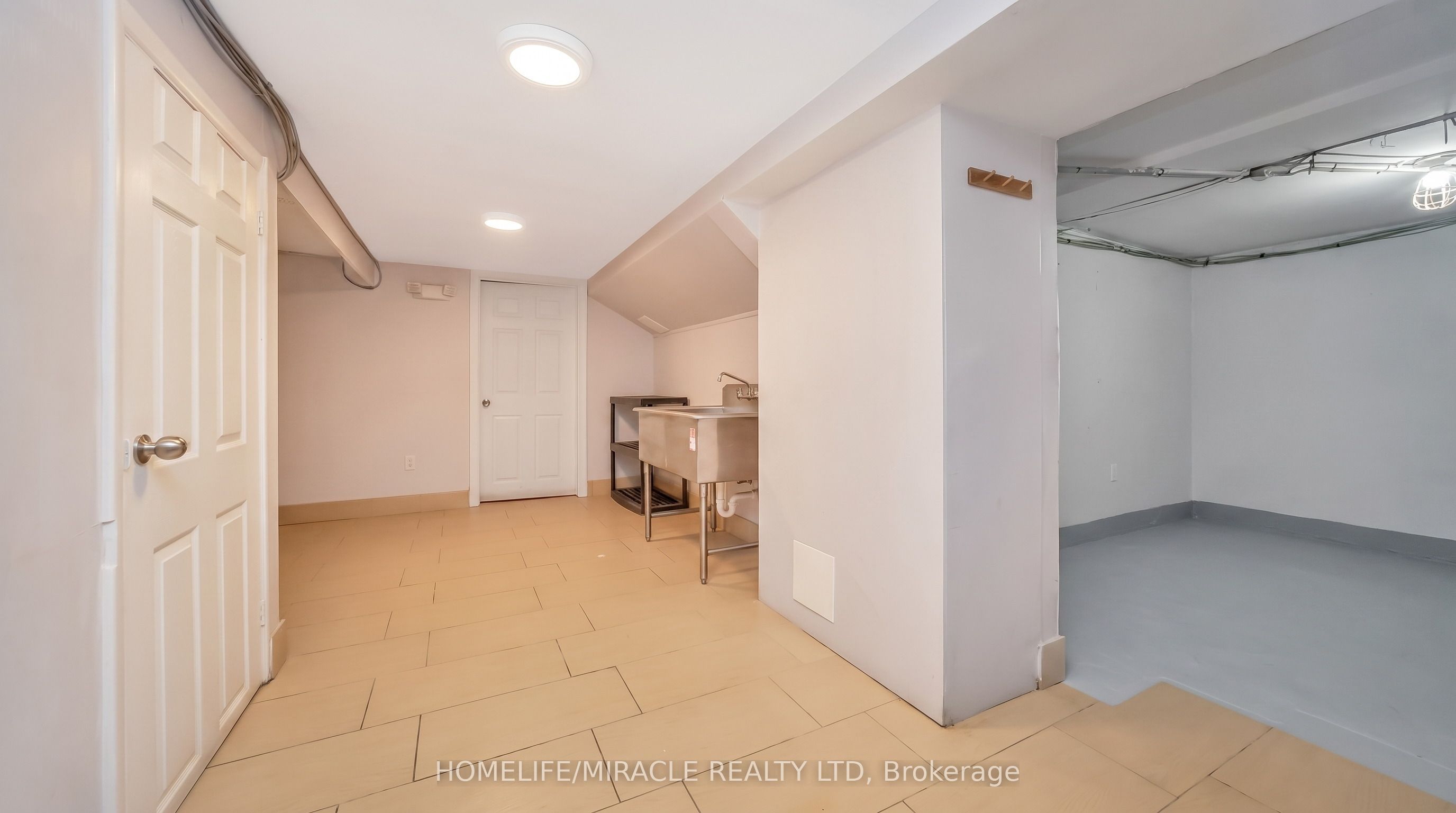 259 Lakeshore Road E Property Photo 33