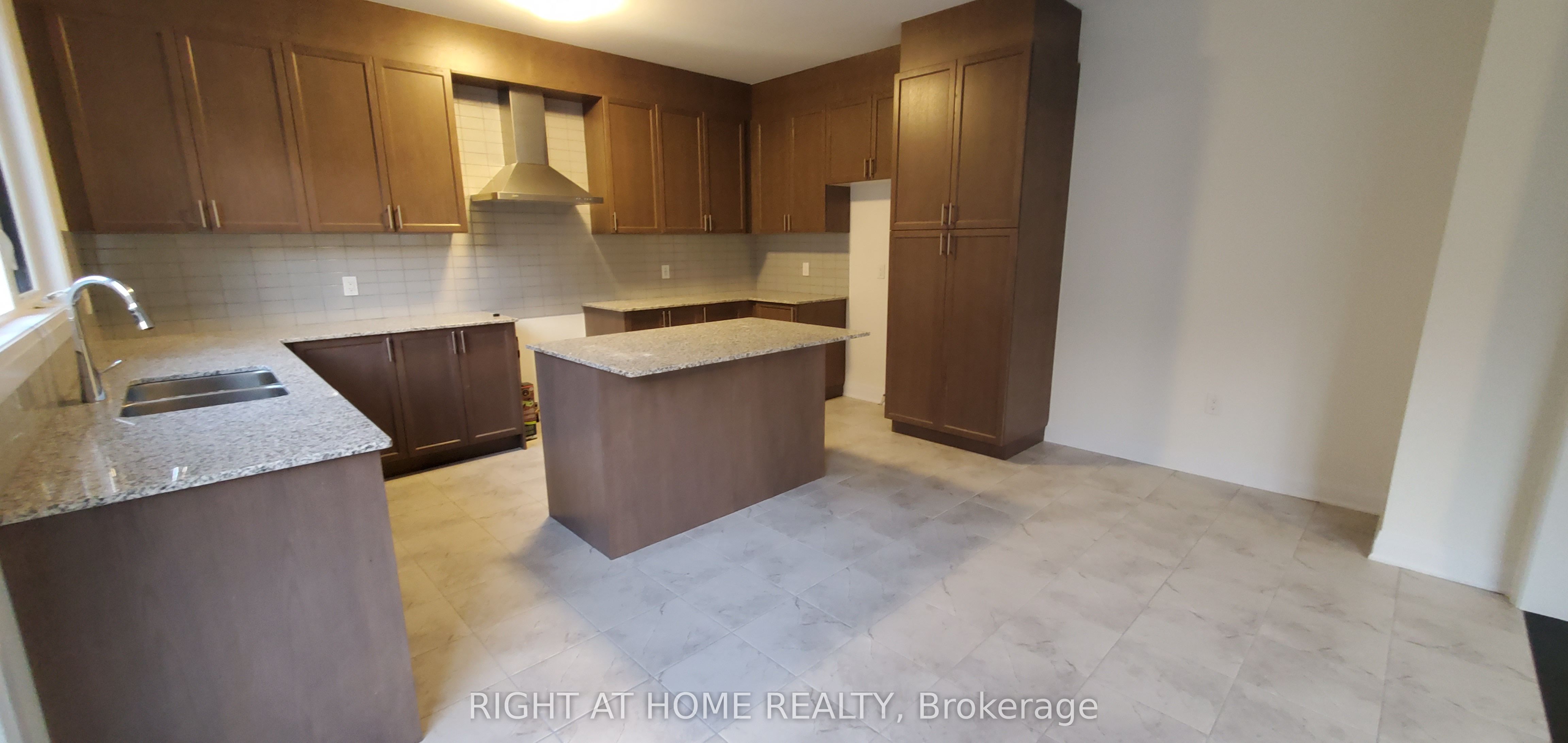 18 Kings Hill Drive Property Photo 5
