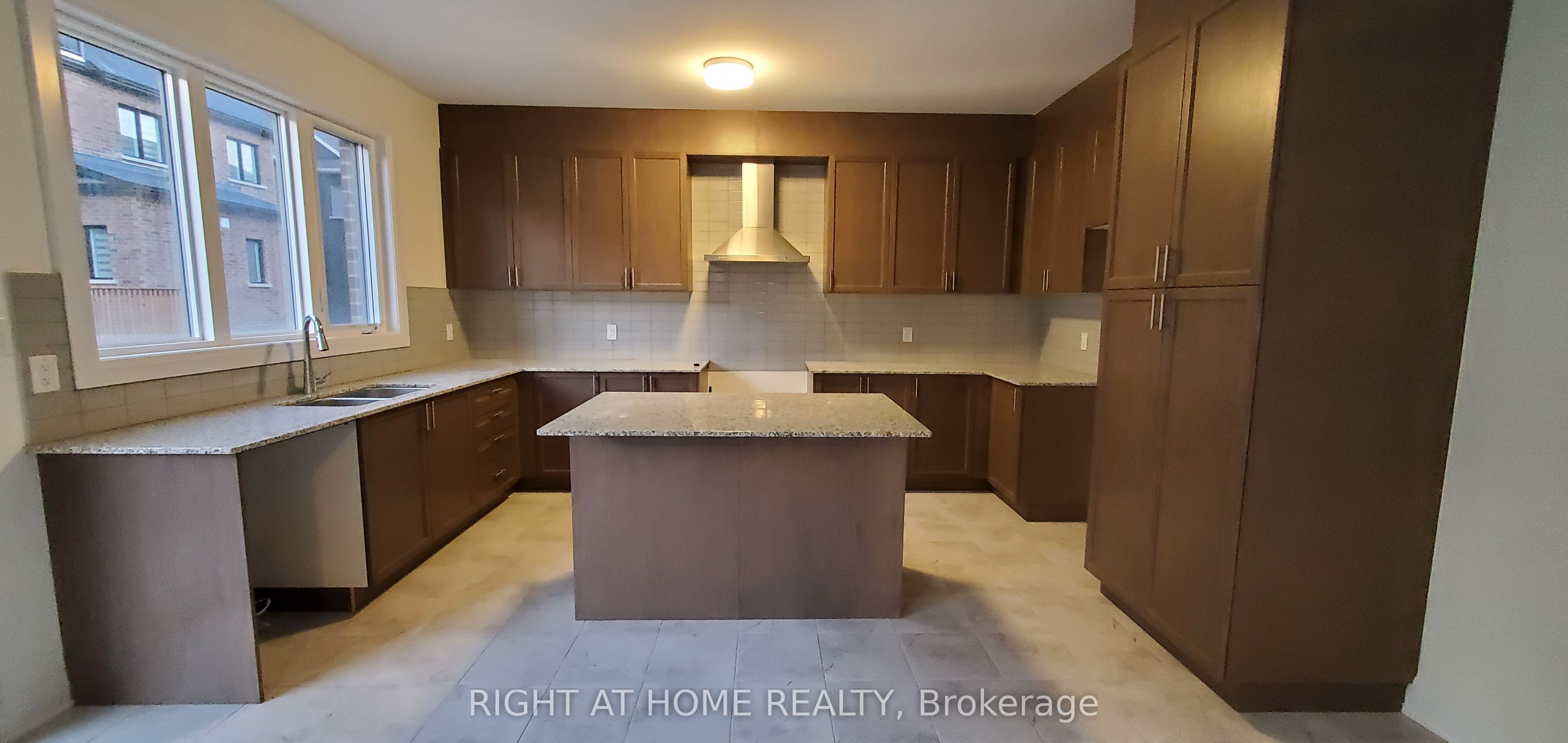 18 Kings Hill Drive Property Photo 6