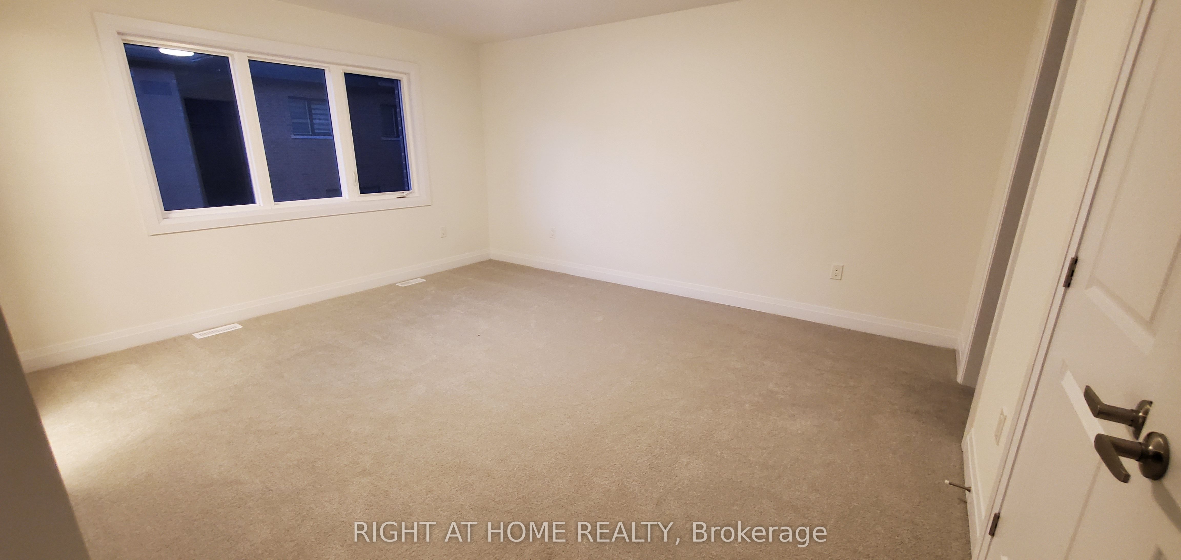 18 Kings Hill Drive Property Photo 10