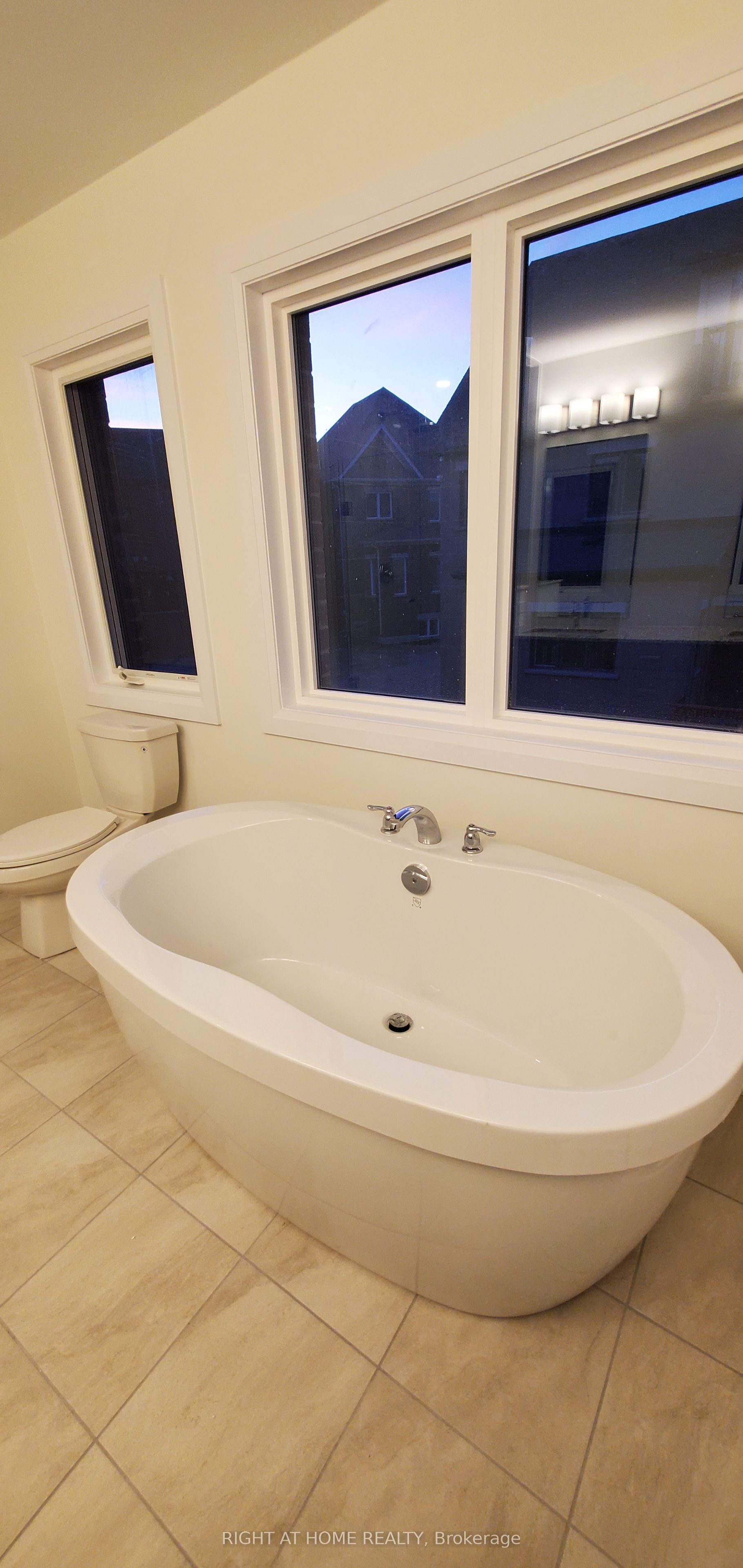 18 Kings Hill Drive Property Photo 12