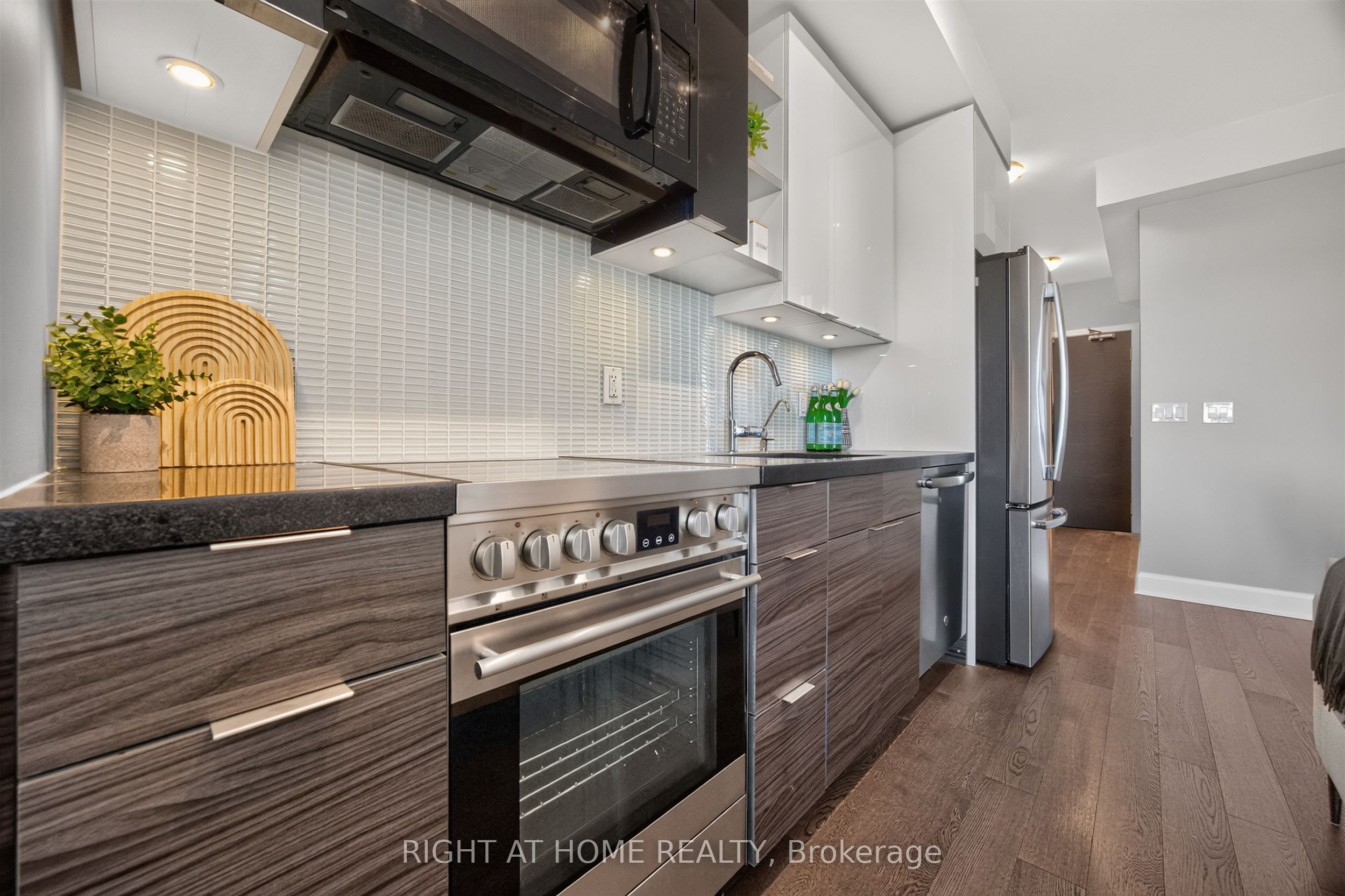 33 Shore Breeze Drive 1801 Property Photo 8