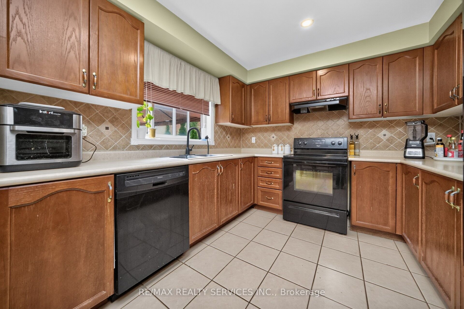26 Peachleaf Crescent S Property Photo 18