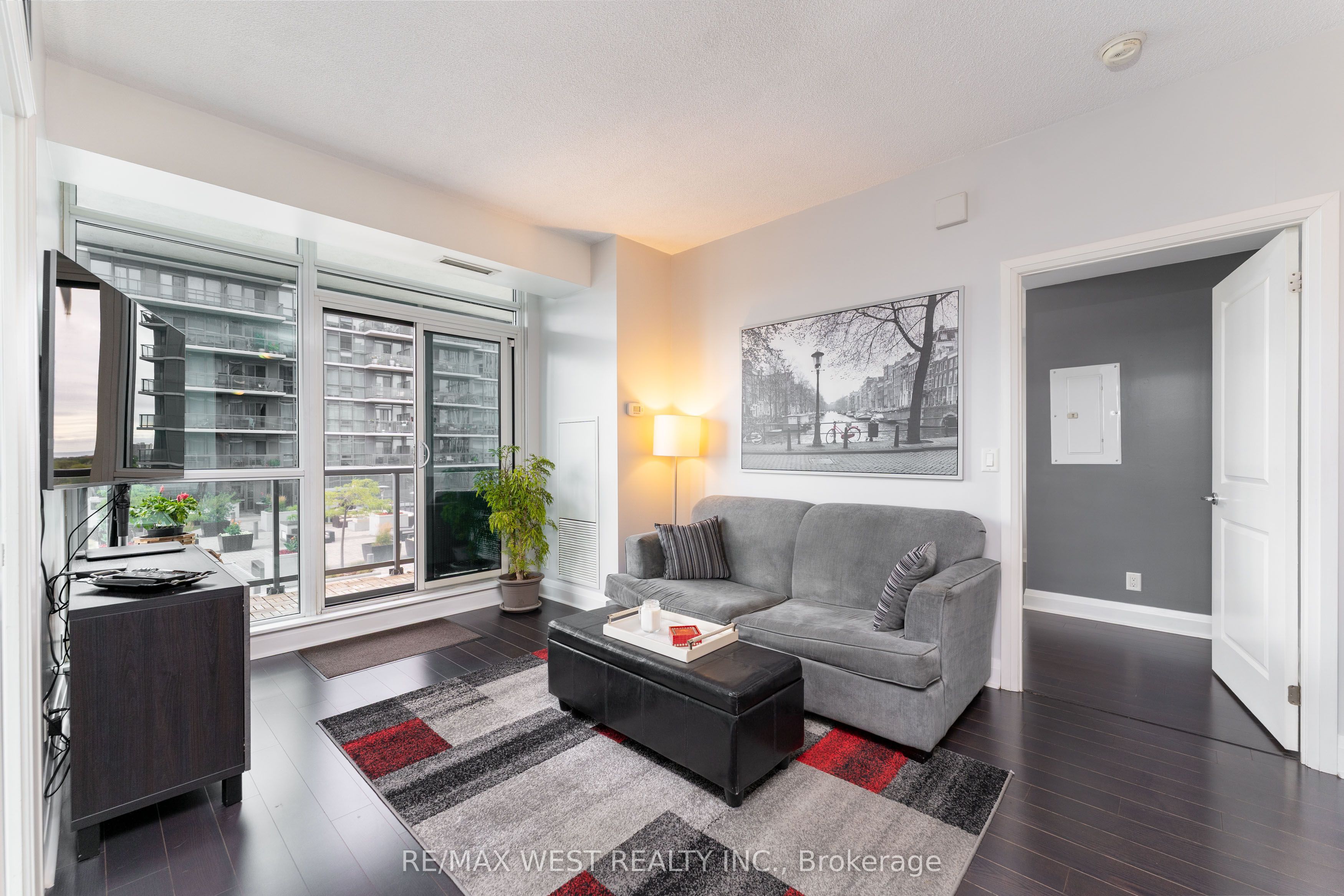 1185 The Queensway 710 Property Photo 2