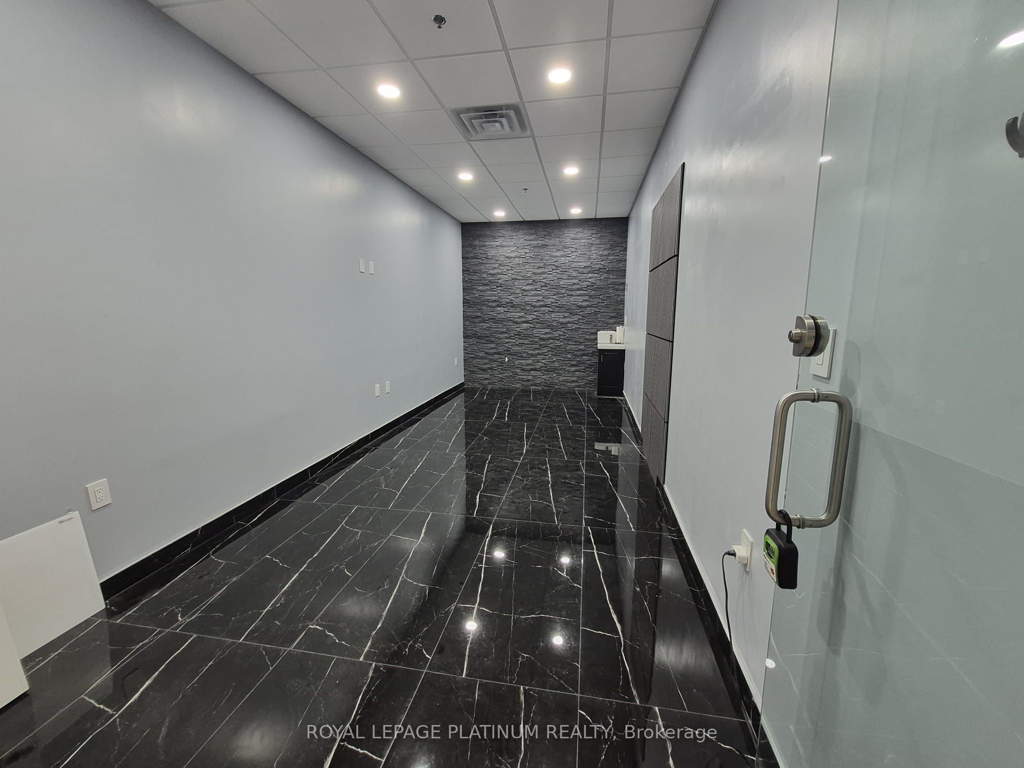 7215 Goreway Drive 1c29 Property Photo 4