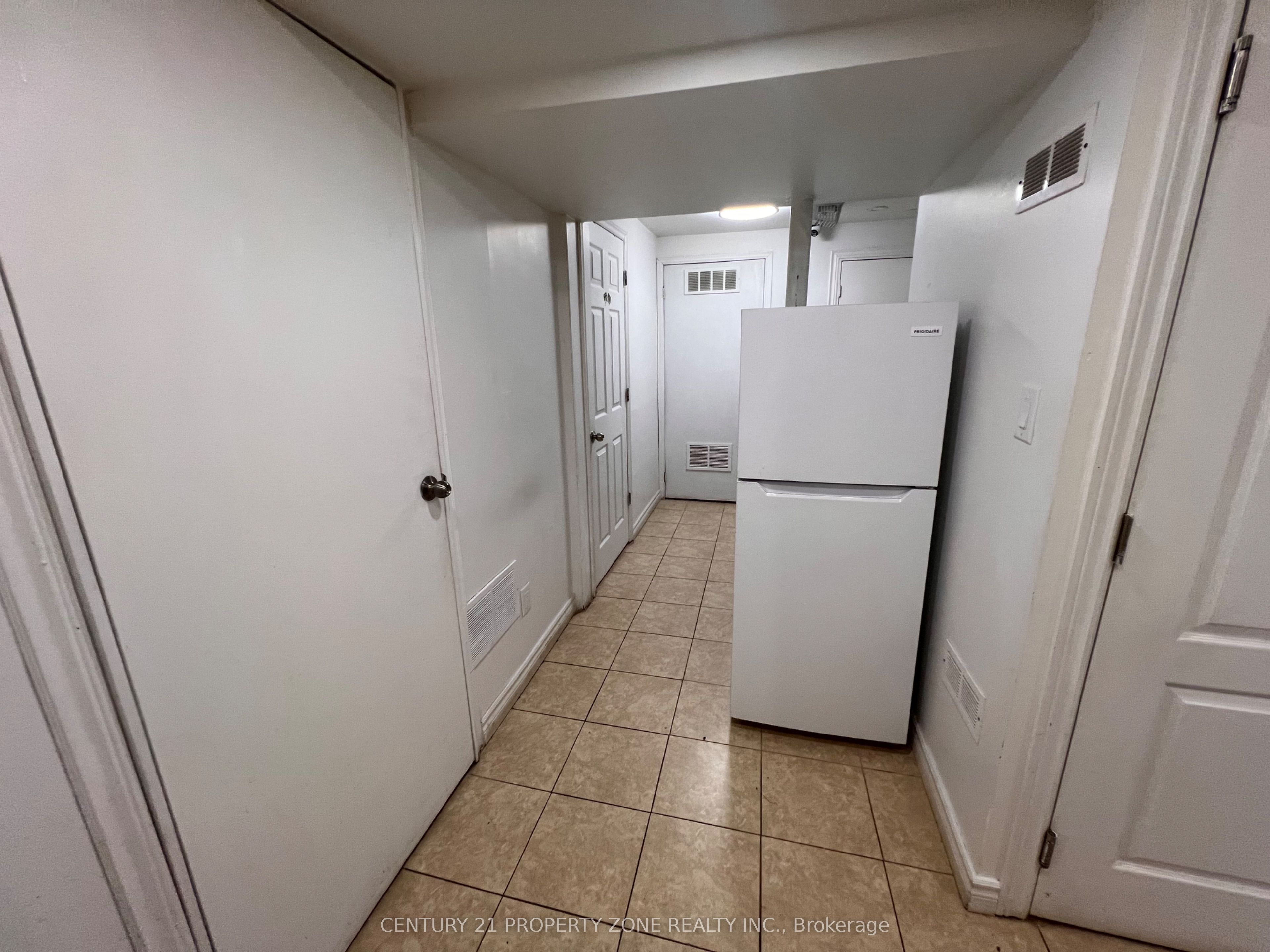 6 Roehampton Crescent W Basement Property Photo 2