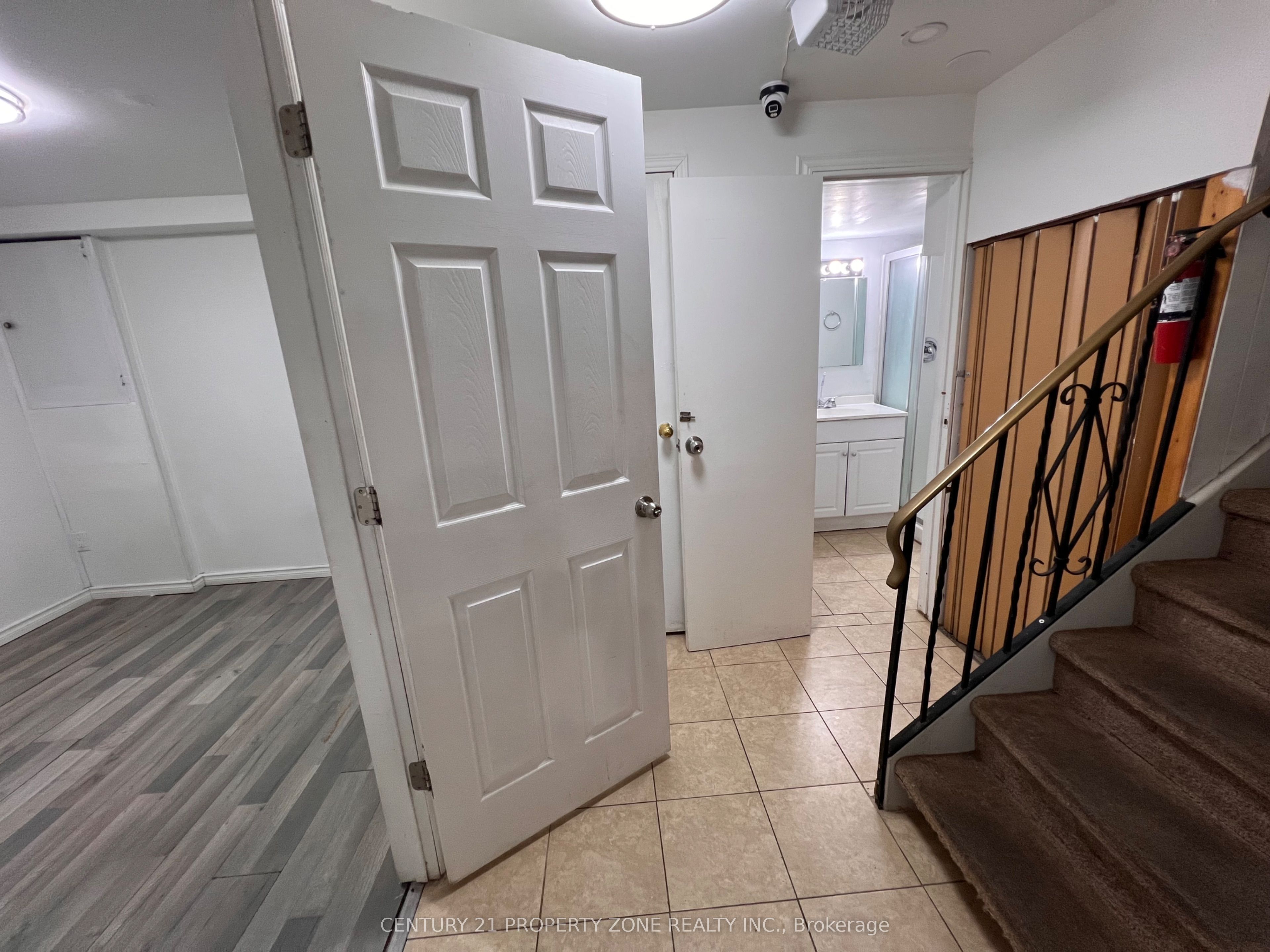 6 Roehampton Crescent W Basement Property Photo 6