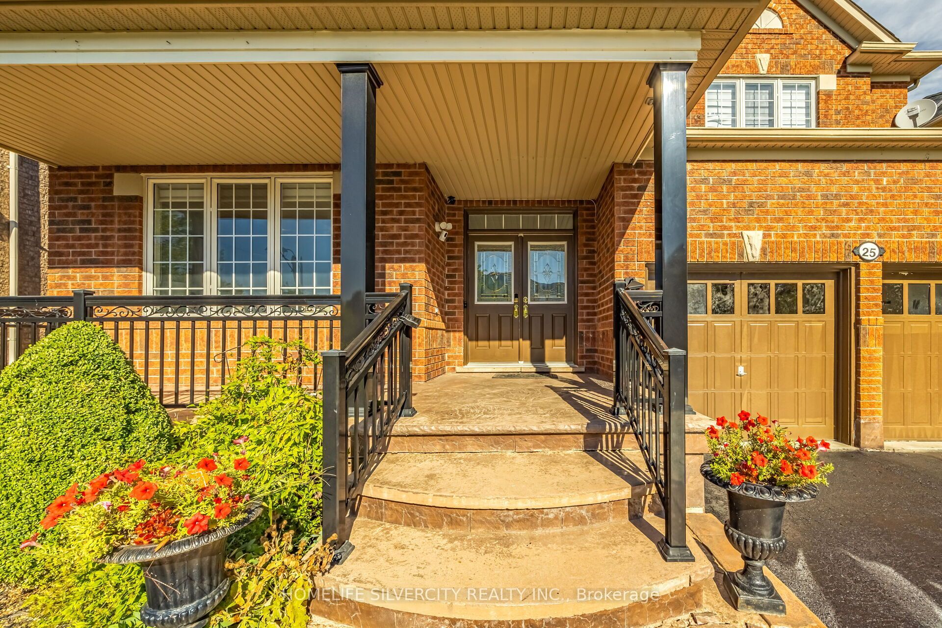 25 Van Hoof Crescent Property Photo 5