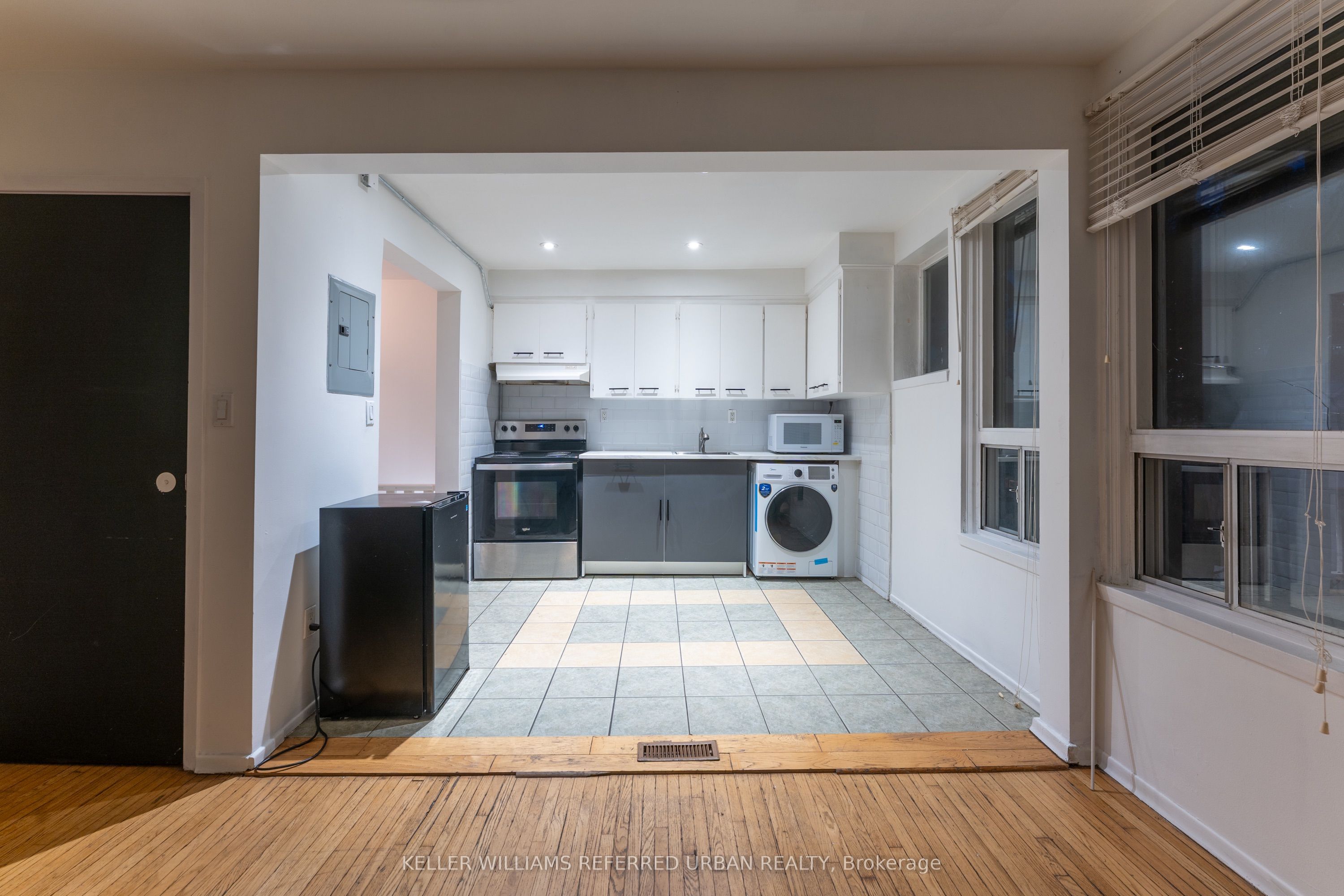 716 Lansdowne Avenue Upper Property Photo 2