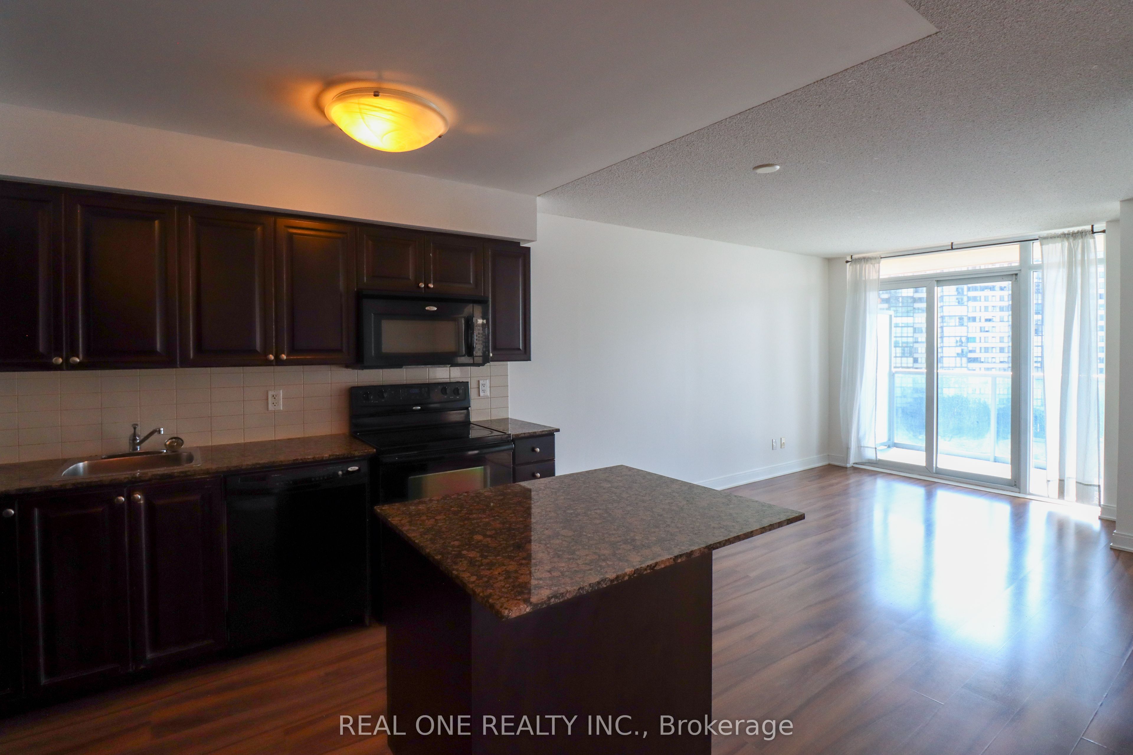 330 Burnhamthorpe Road W 801 Property Photo 6