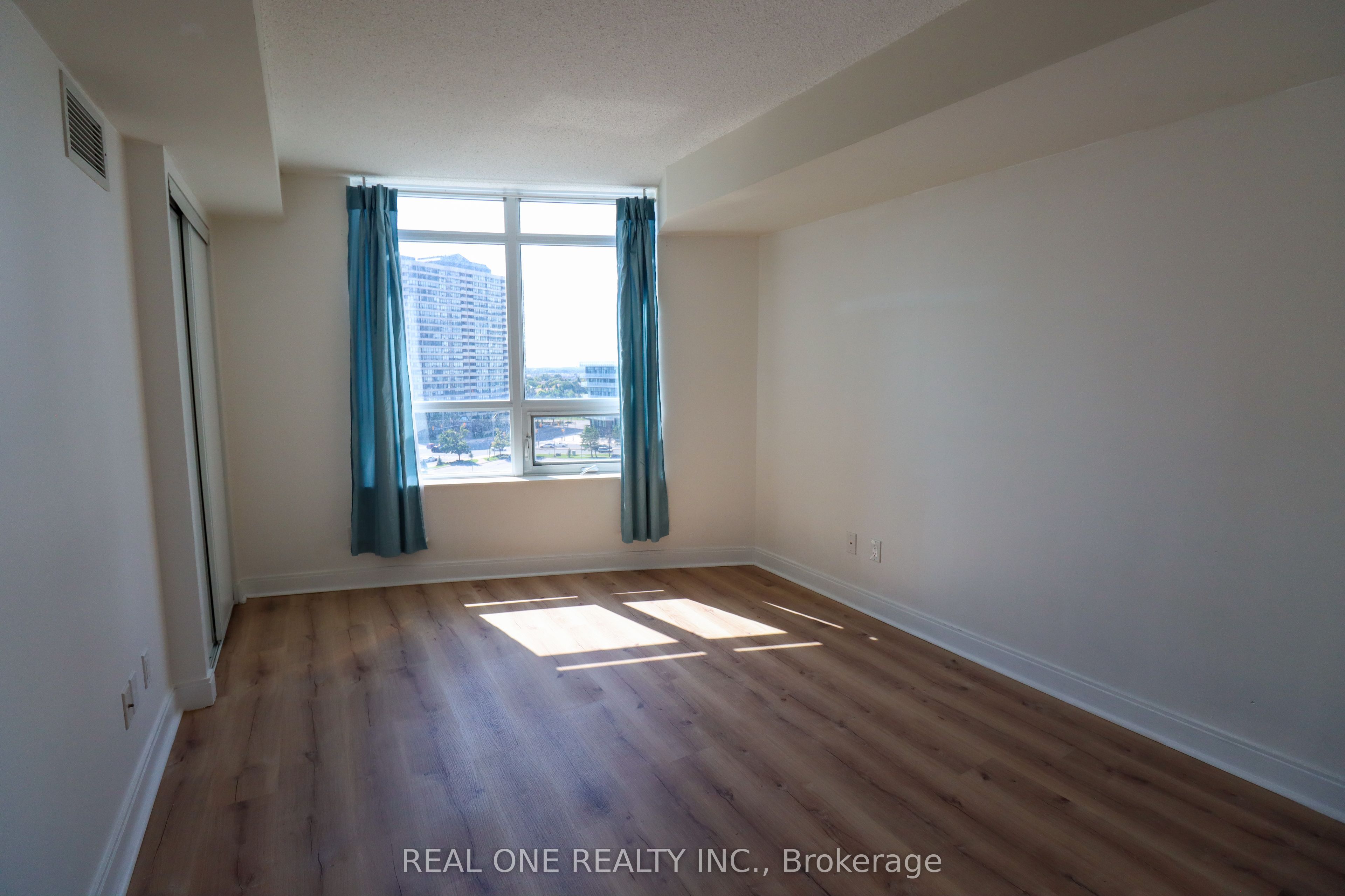 330 Burnhamthorpe Road W 801 Property Photo 13