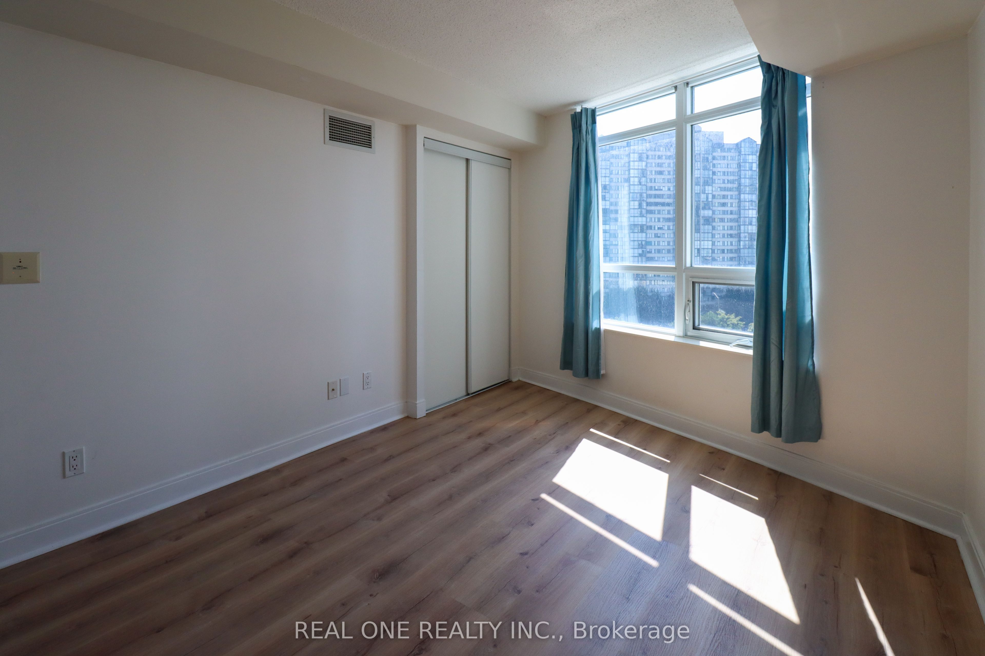 330 Burnhamthorpe Road W 801 Property Photo 14