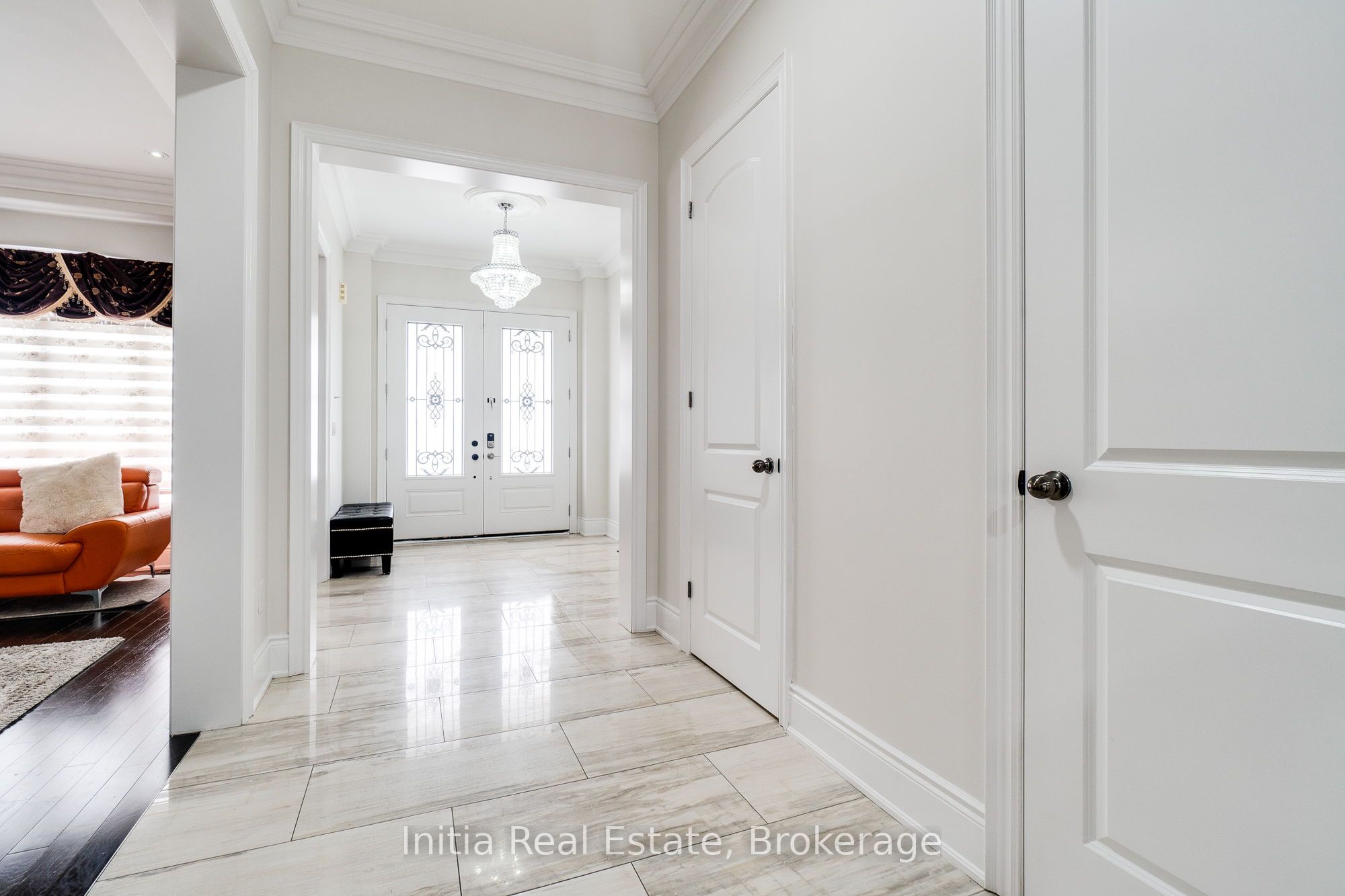 12 Erintown Crescent S Property Photo 2