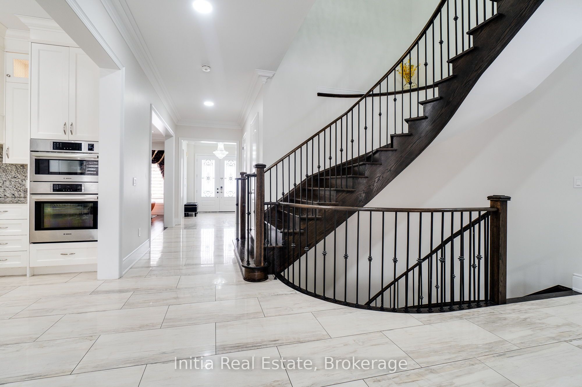 12 Erintown Crescent S Property Photo 3